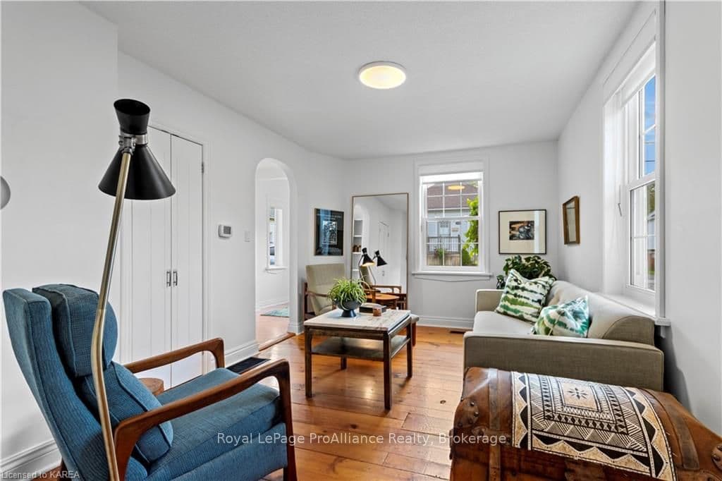 93 MOWAT Avenue photo 8