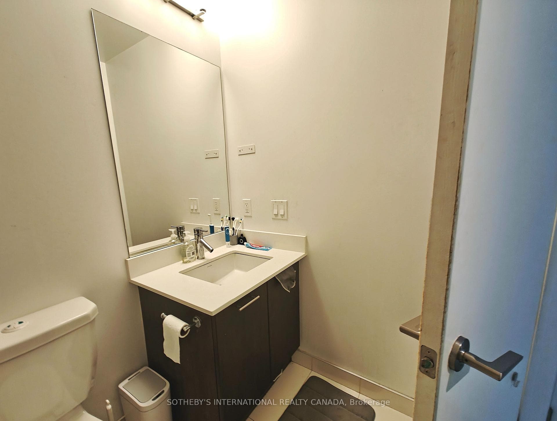 20 Bruyeres Mews Unit 902 photo 8
