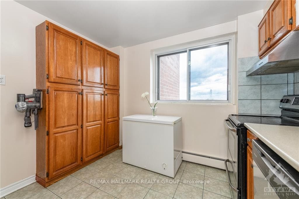 2650 SOUTHVALE Crescent Unit 404 photo 6