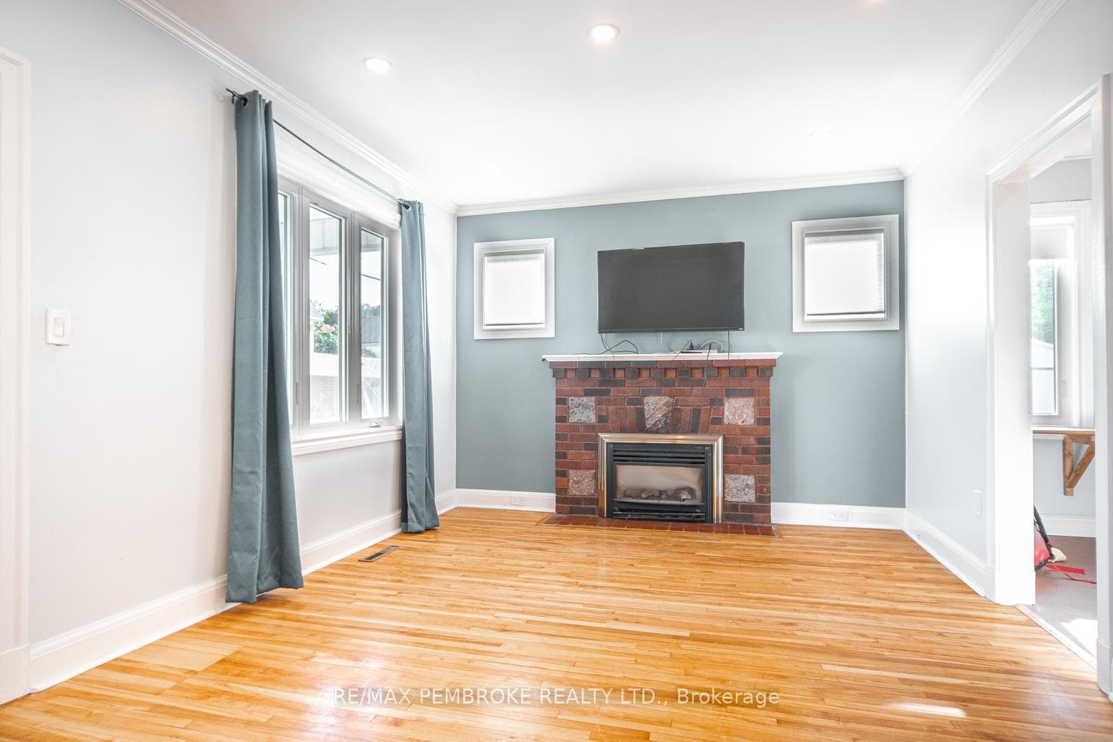 382 Mary Street photo 8
