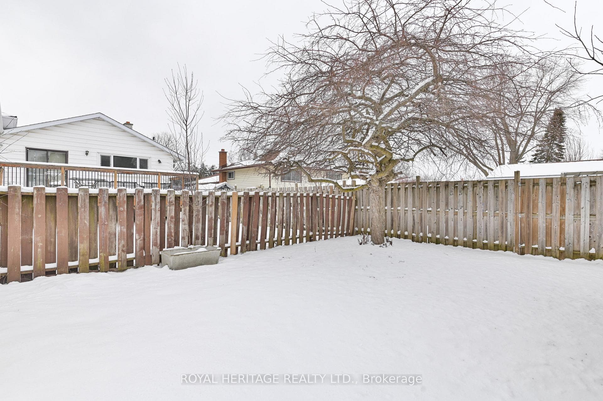 Spacious & private fenced backyard