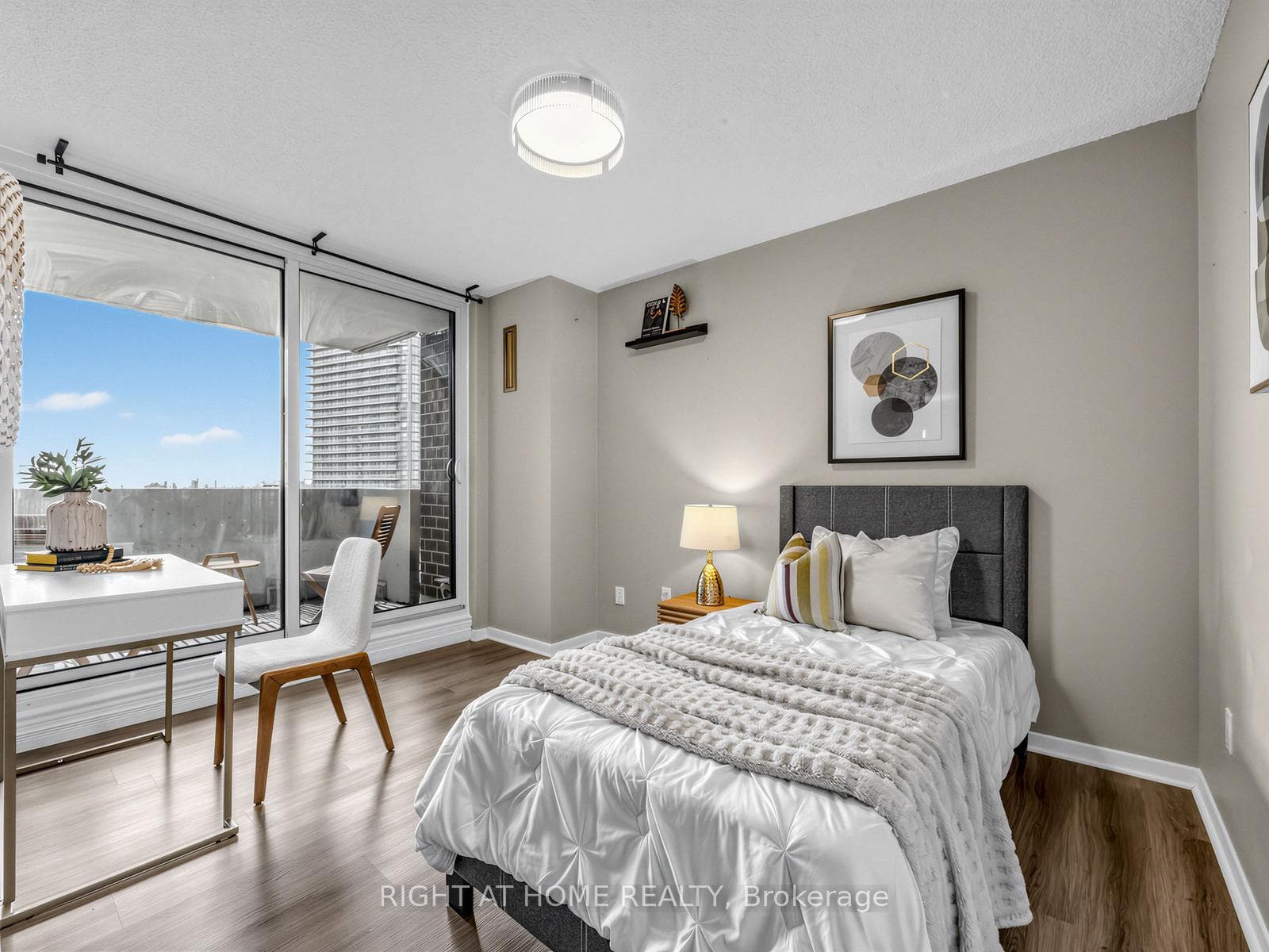 +1 offer access to south facing balcony