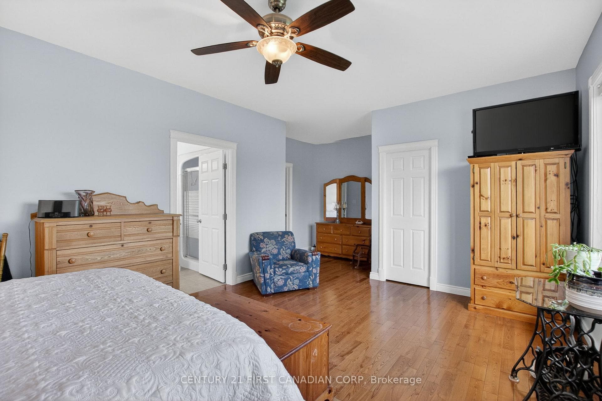 653 Peter Street photo 17