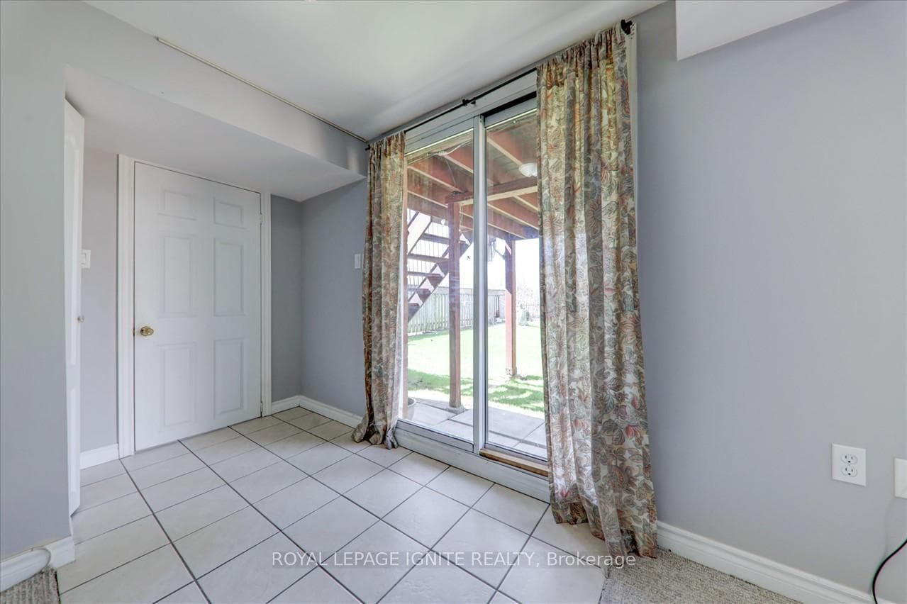 1464 Sandhurst Crescent photo 38