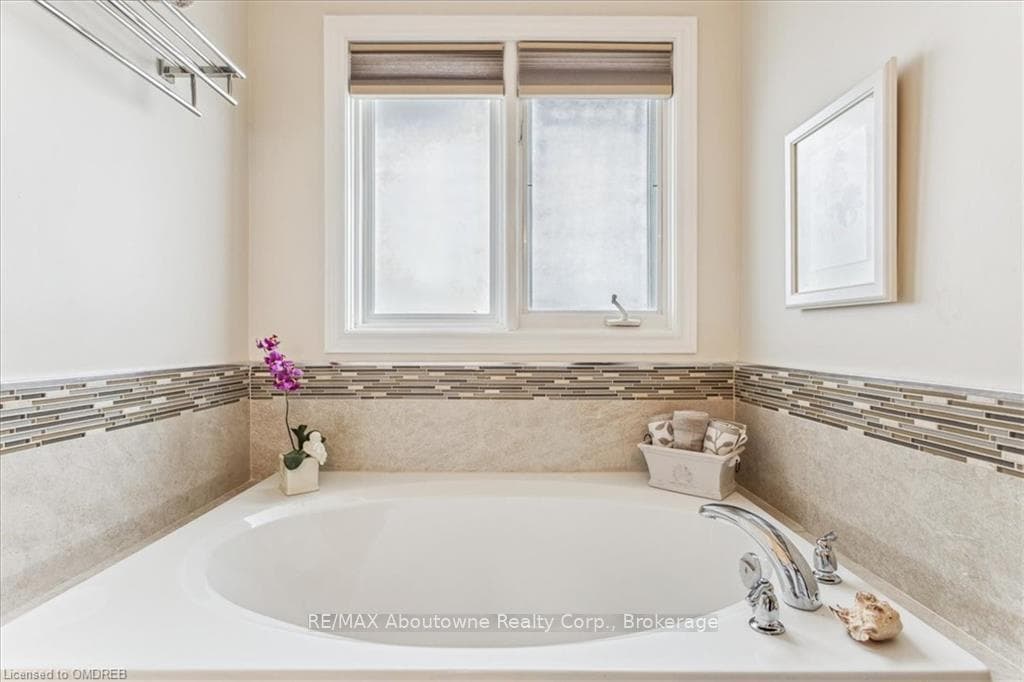 499 WILLMOTT Crescent photo 22