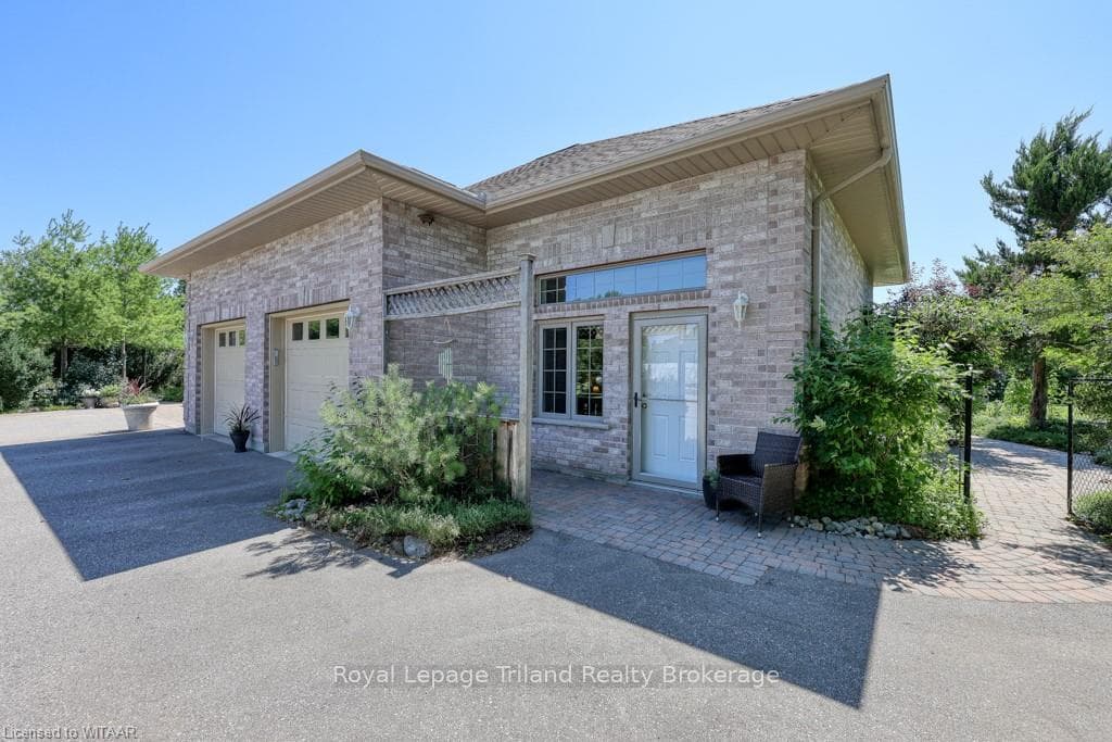 6325 DUNDAS Street photo 14