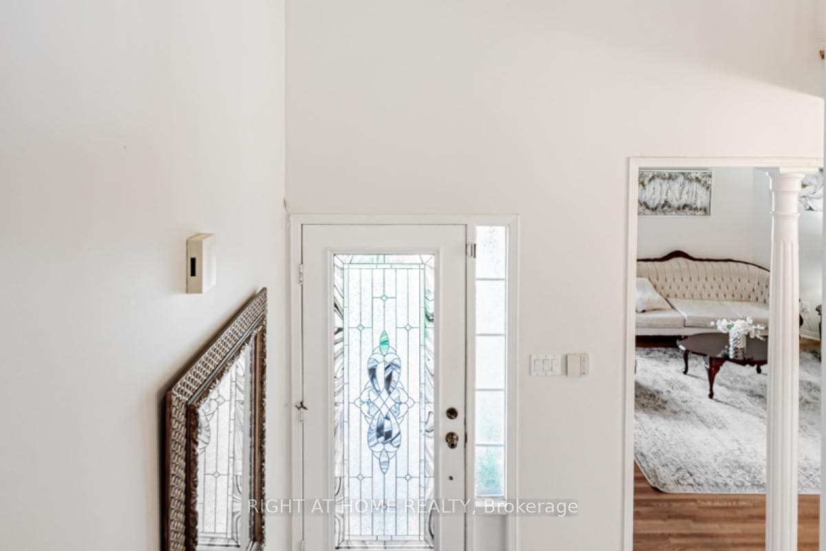 1448 Sandhurst Crescent photo 27