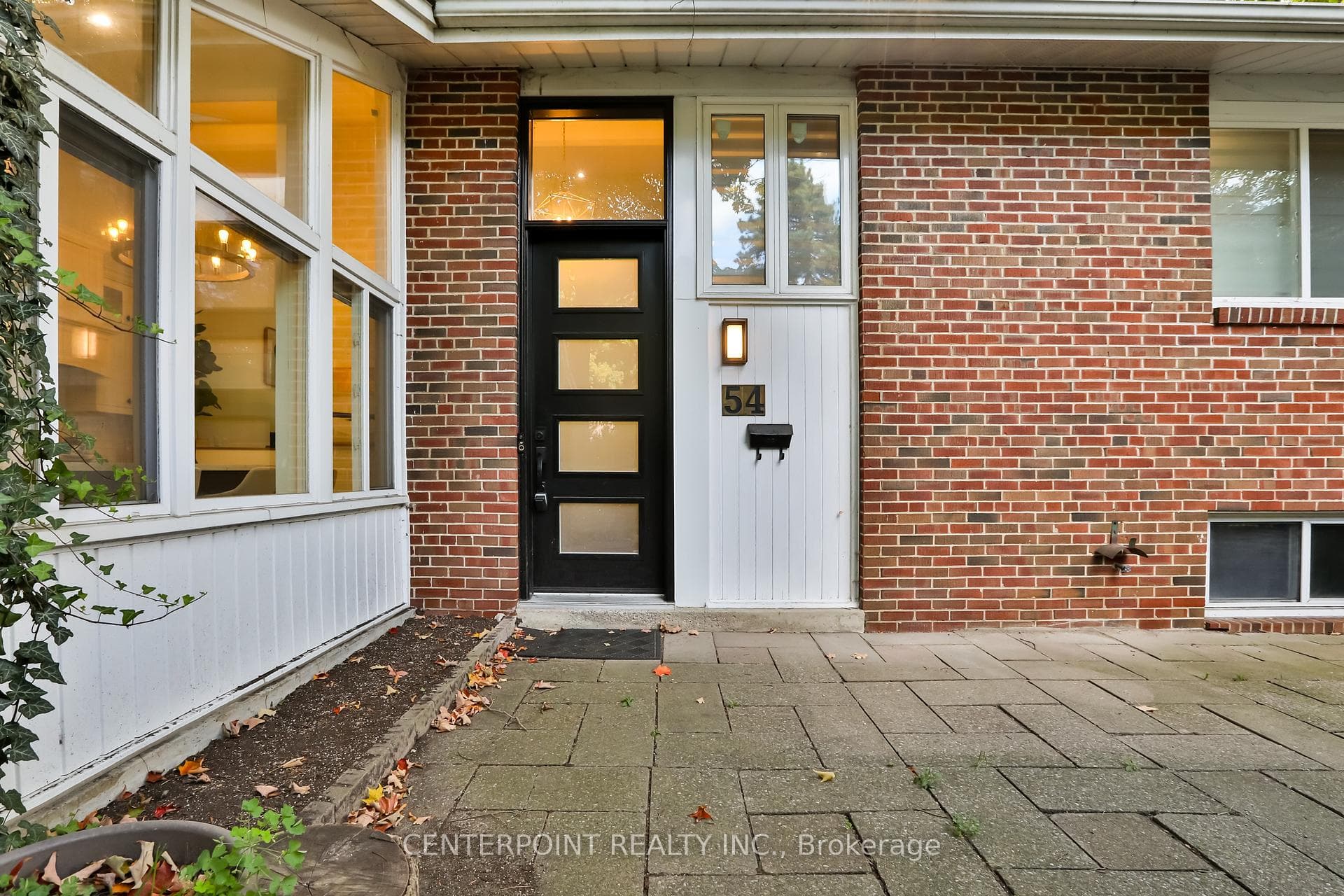 54 Deepwood Crescent photo 3
