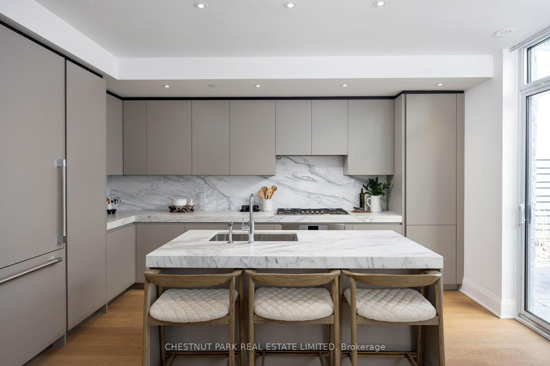 Spacious Kitchen with Marble Topped Centre Island