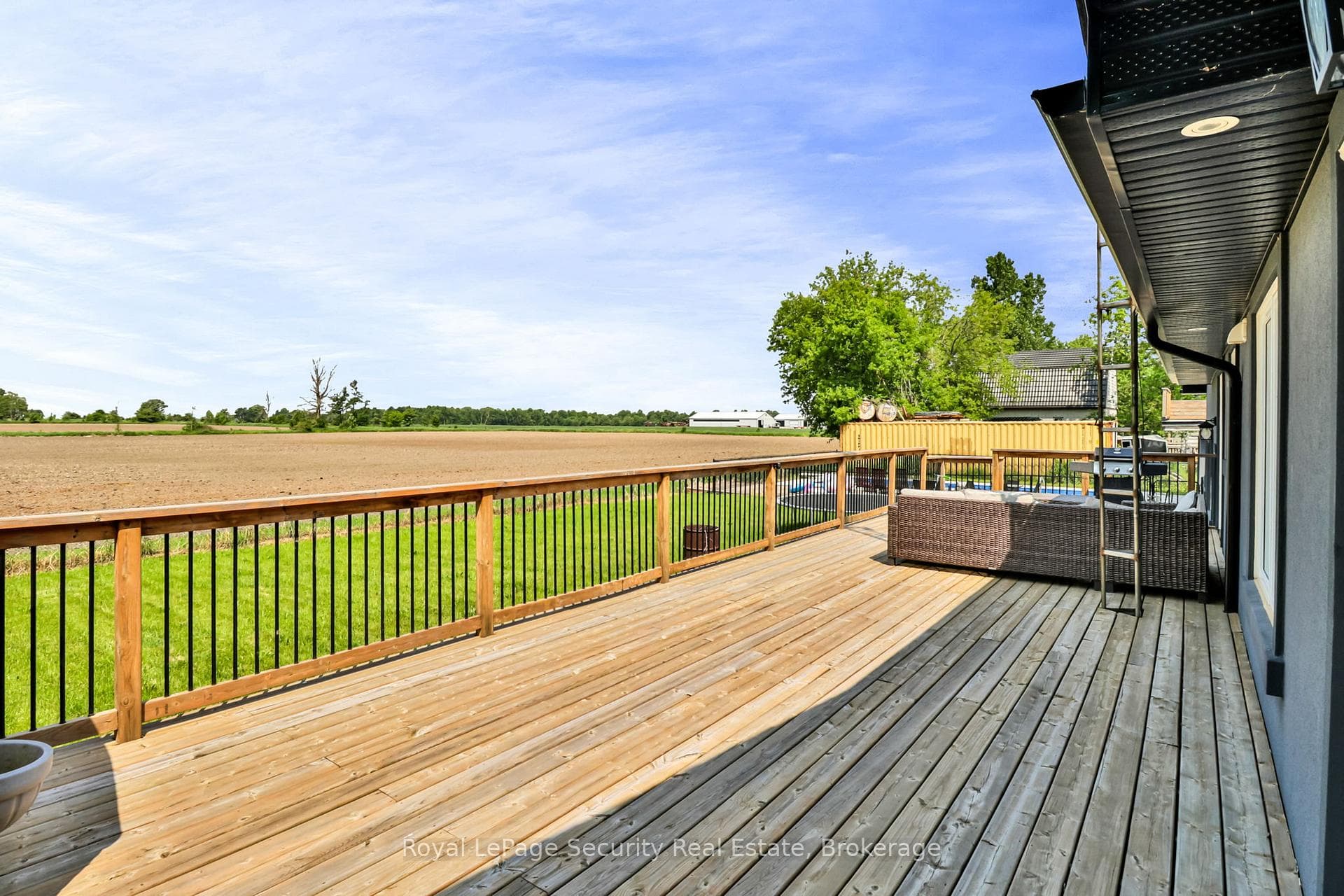 5976 Tenth Line photo 47