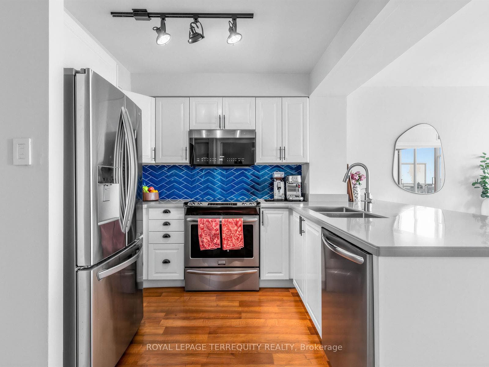 650 Queens Quay Unit 1111 photo 9