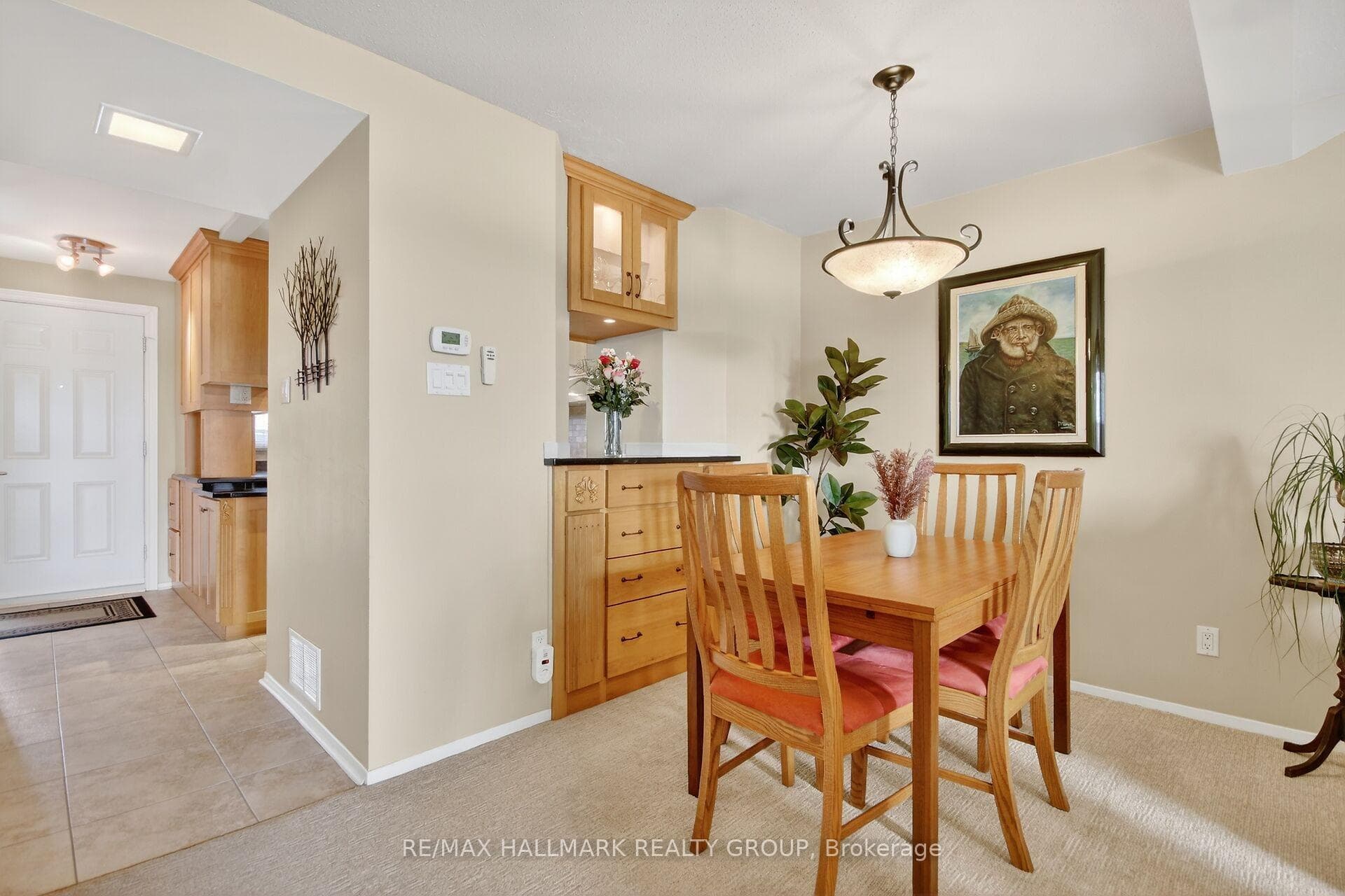 Dining room w/convenient pass through to kitchen