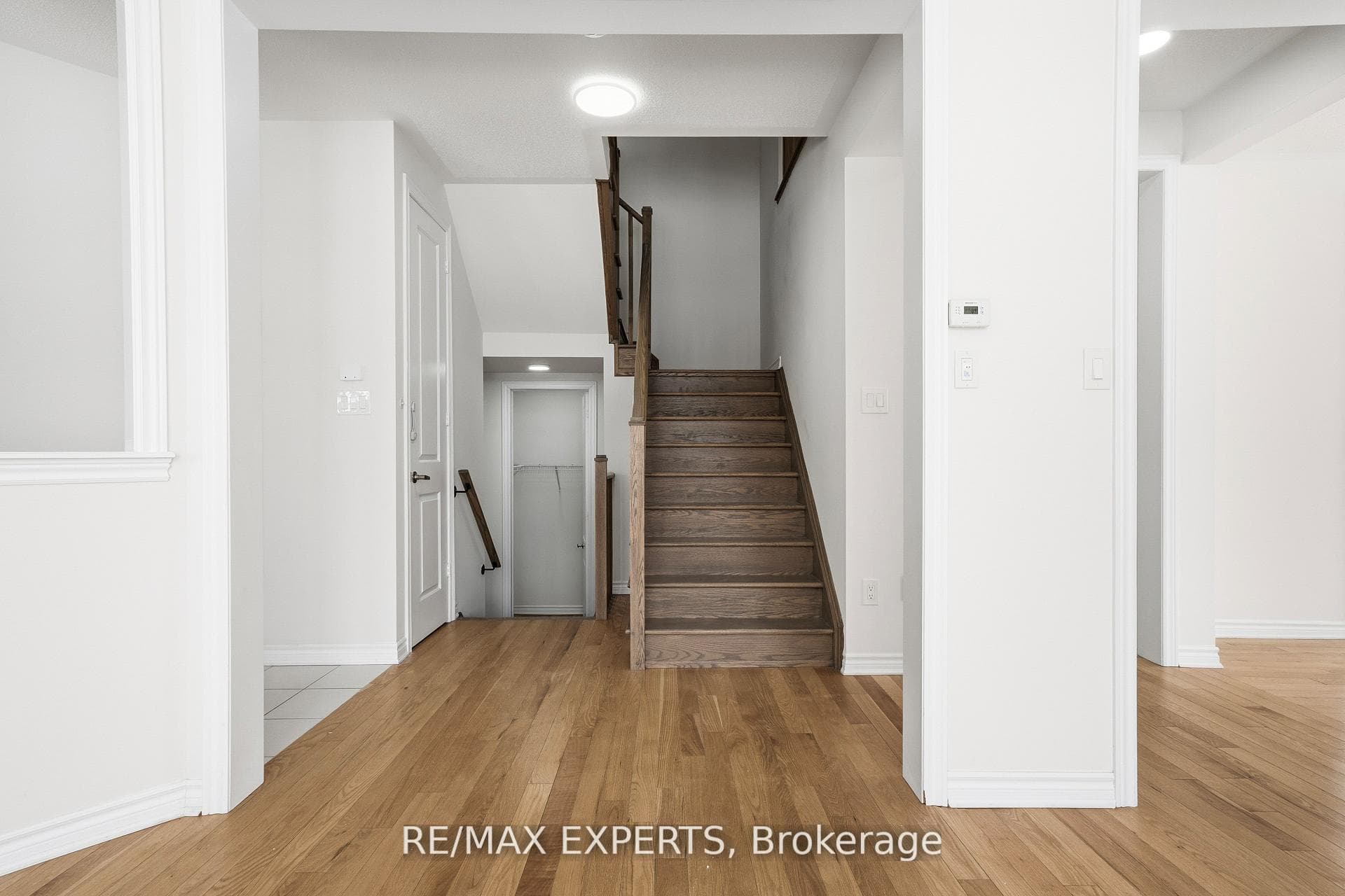 983 Barton Way photo 7