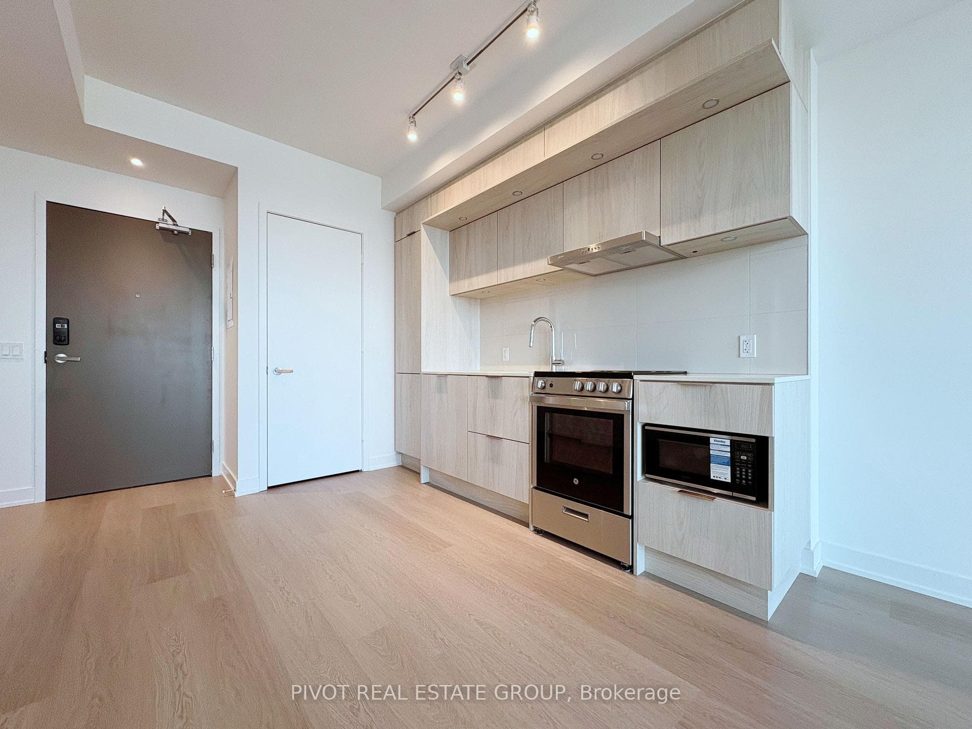 448 Burnhamthorpe Road Unit 1710 photo 4
