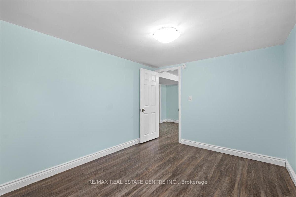 134 Victor Boulevard photo 24