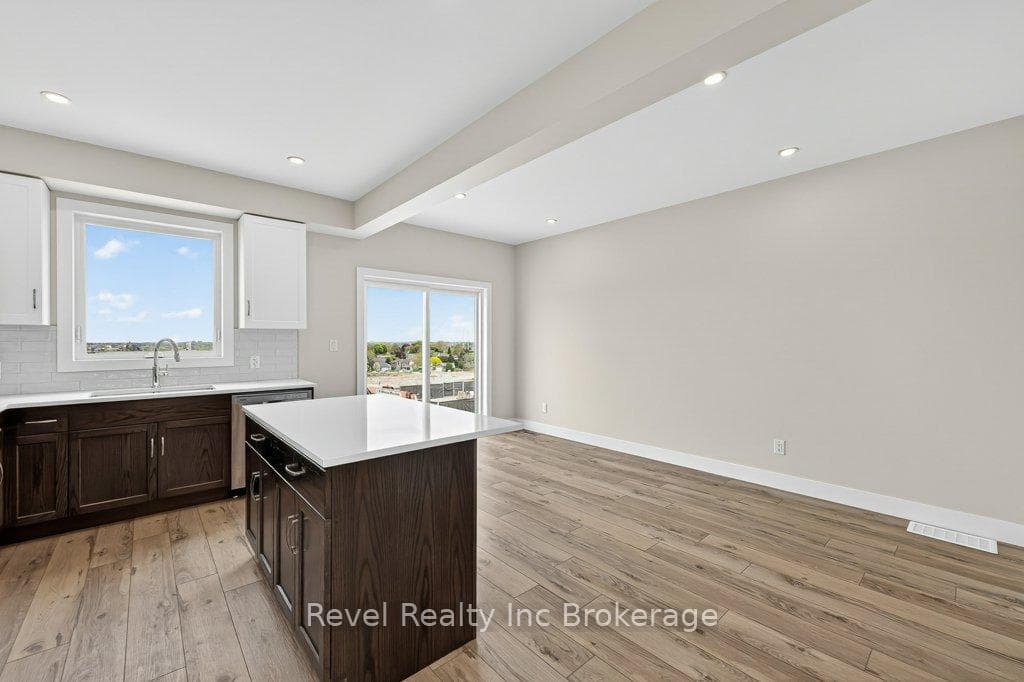 323 Kading Crescent photo 6