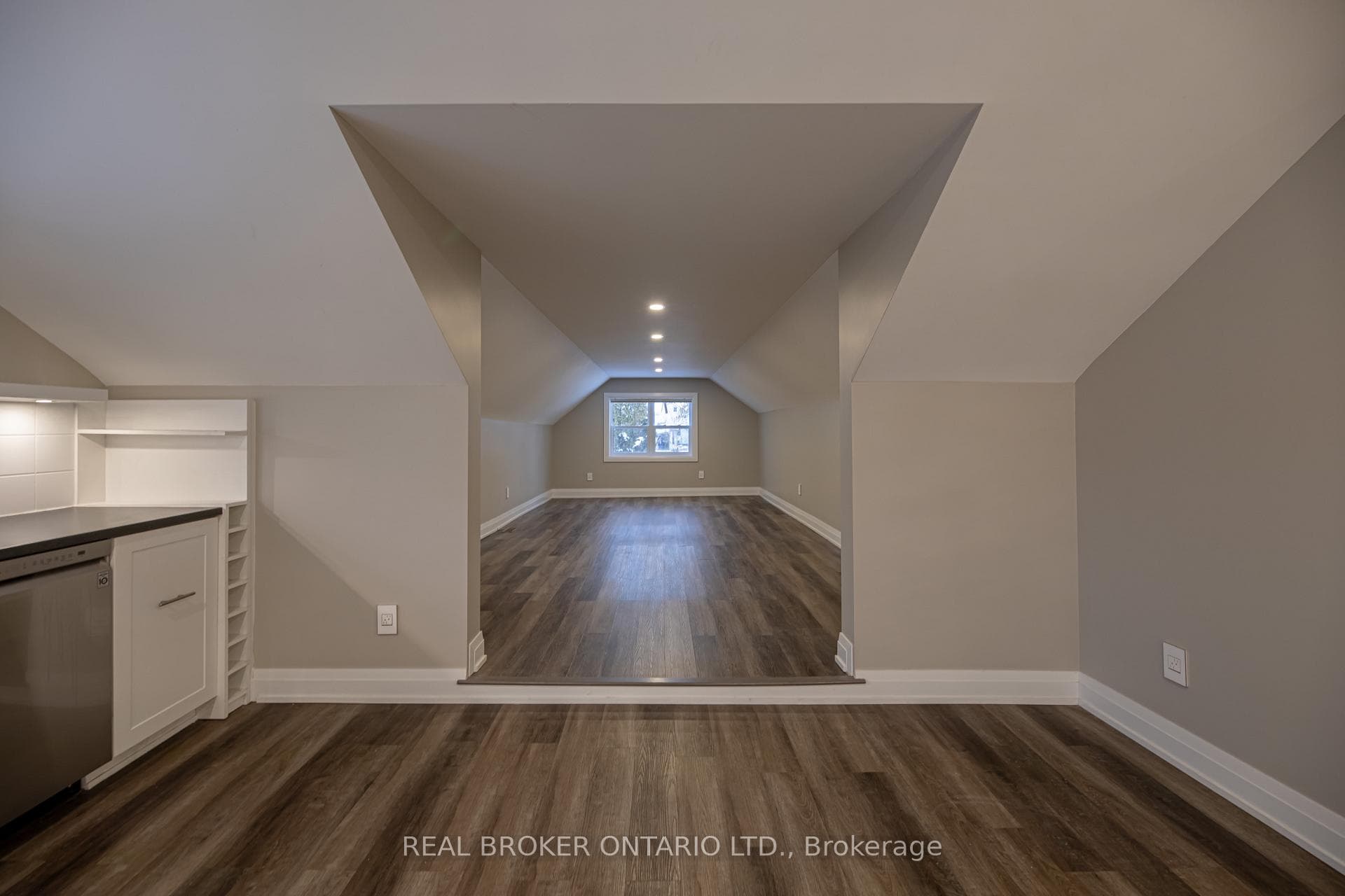81 Queen Street Unit B photo 11