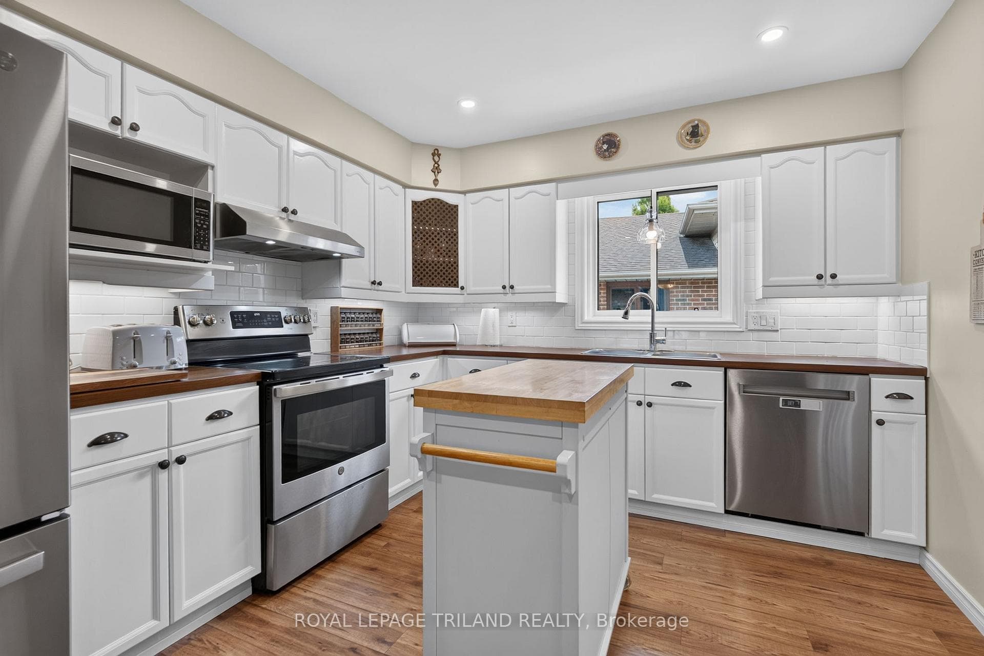56 Parkview Crescent photo 9