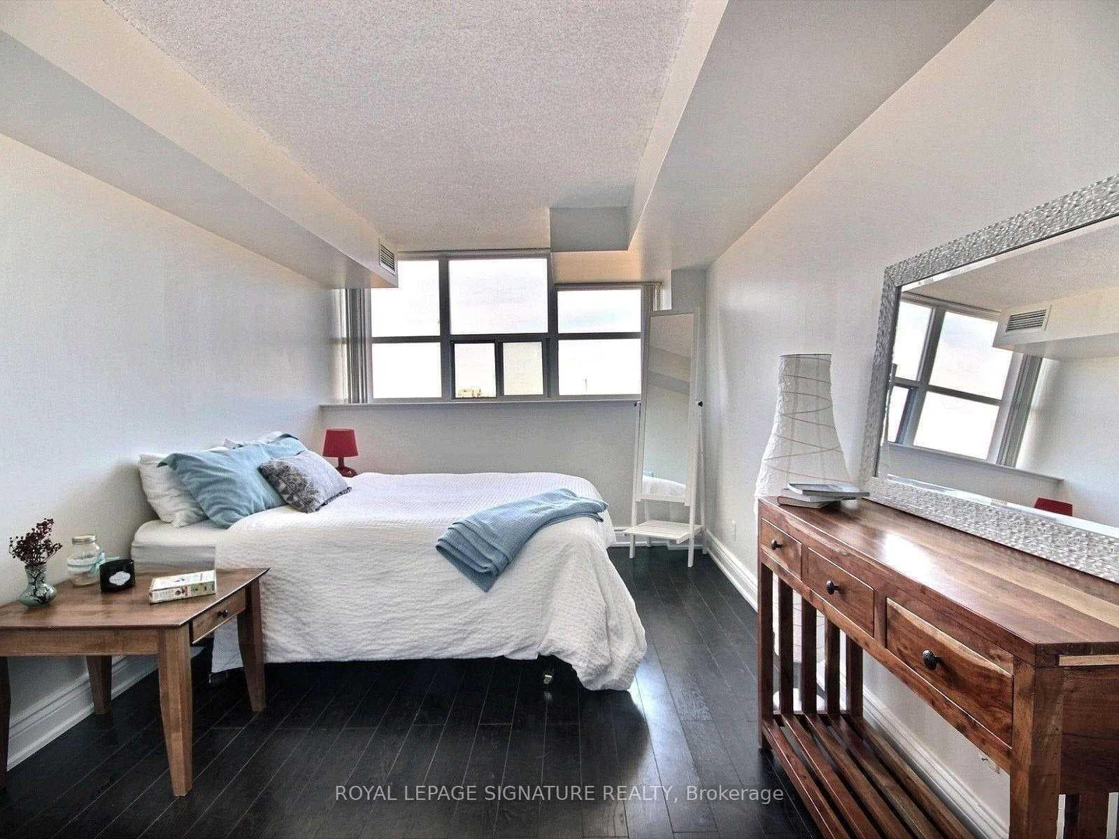 Large Primary Bedroom with Ensuite 4 pc Bathroom