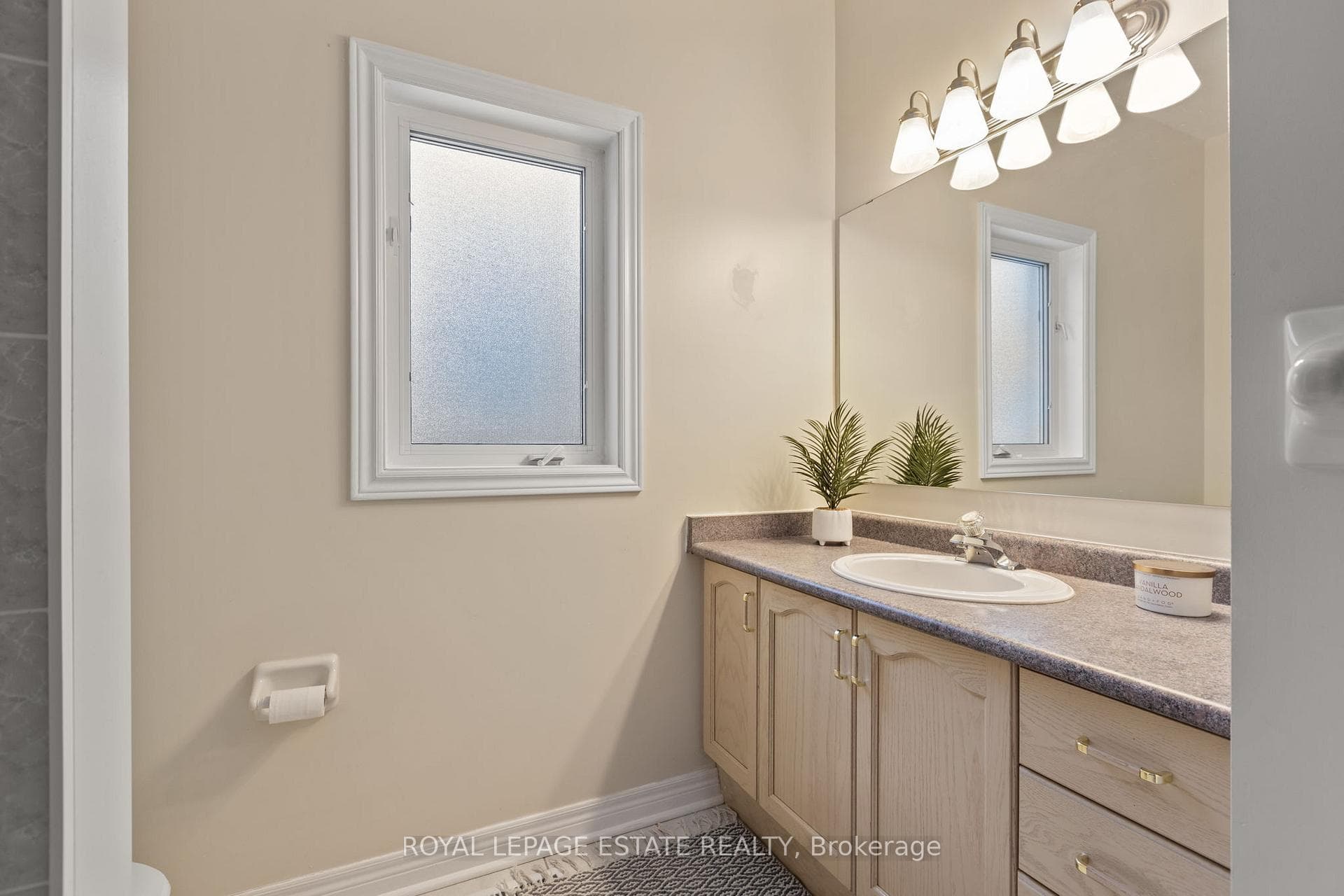 Main floor 4 piece bath