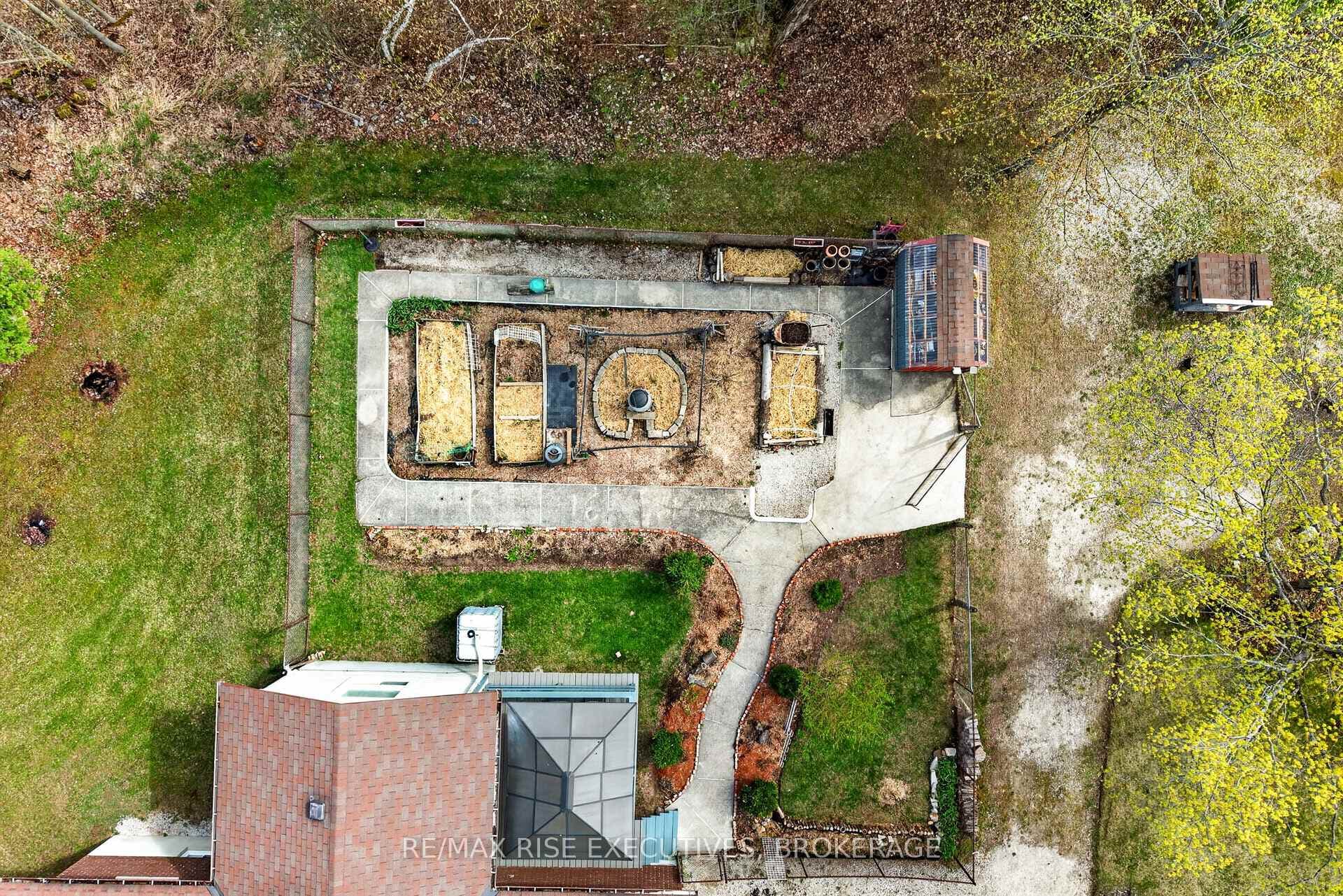 2405 Rideau Ferry Road photo 44