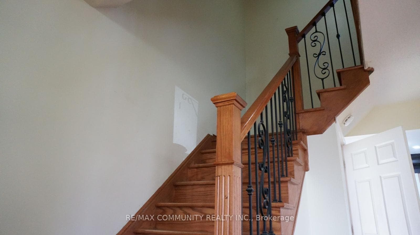 56 Overlord Crescent Unit UPPER photo 7