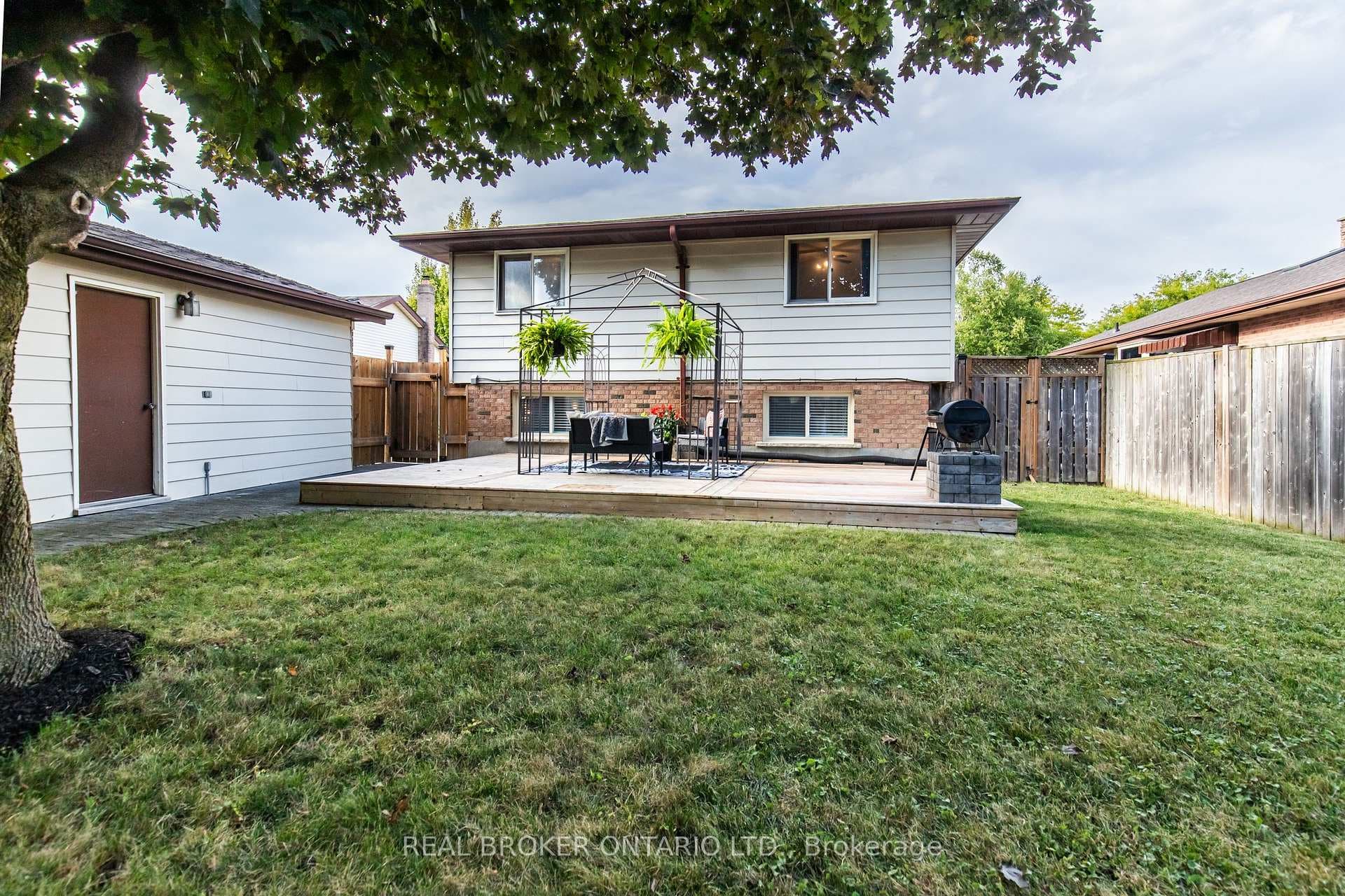 Detached Garage.