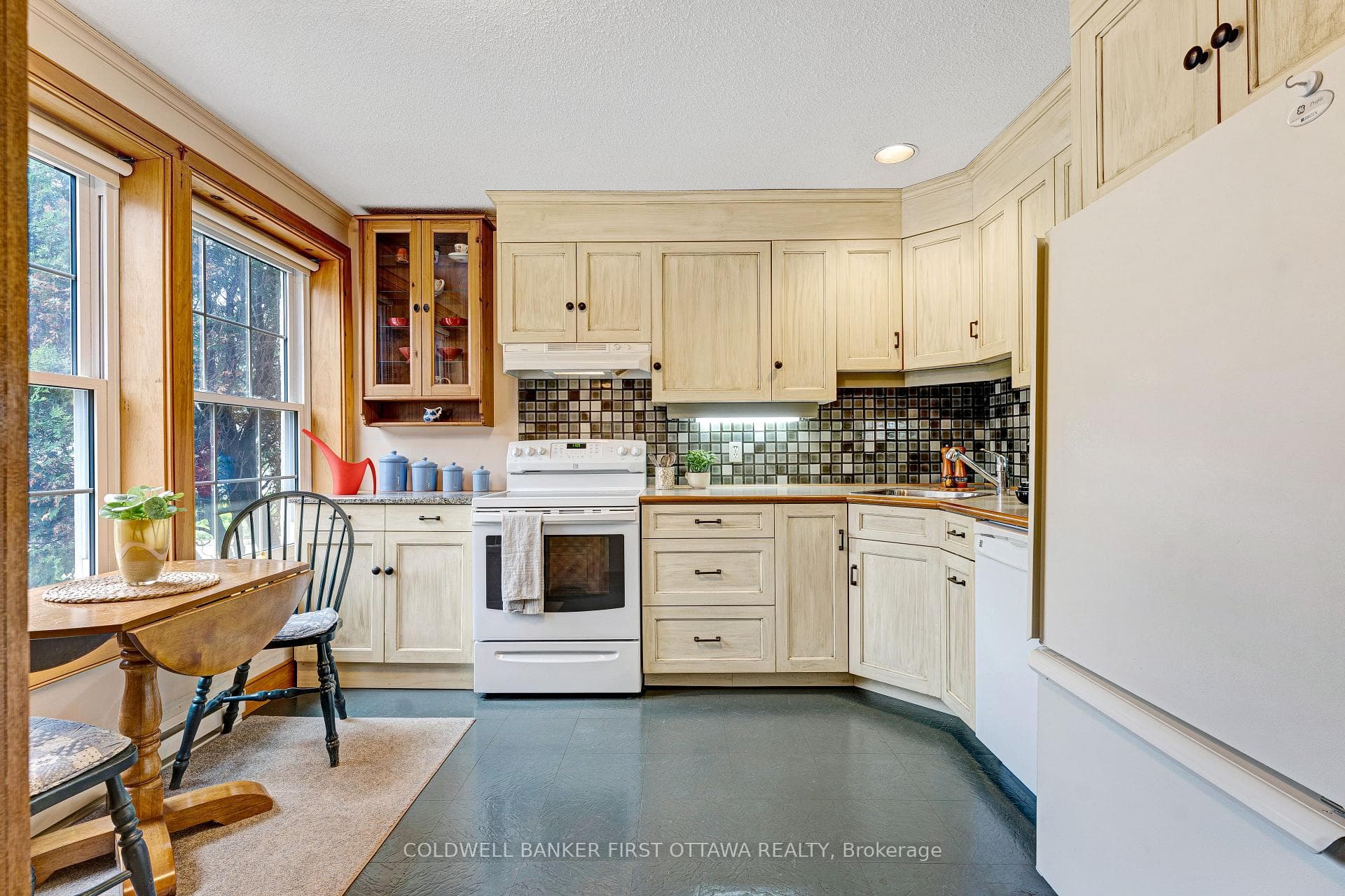 Kitchen charming country-styled cabinetry