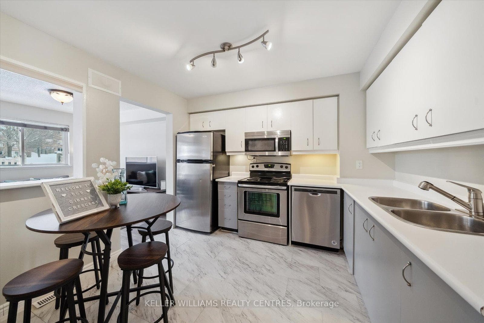 569 Gibney Crescent photo 4