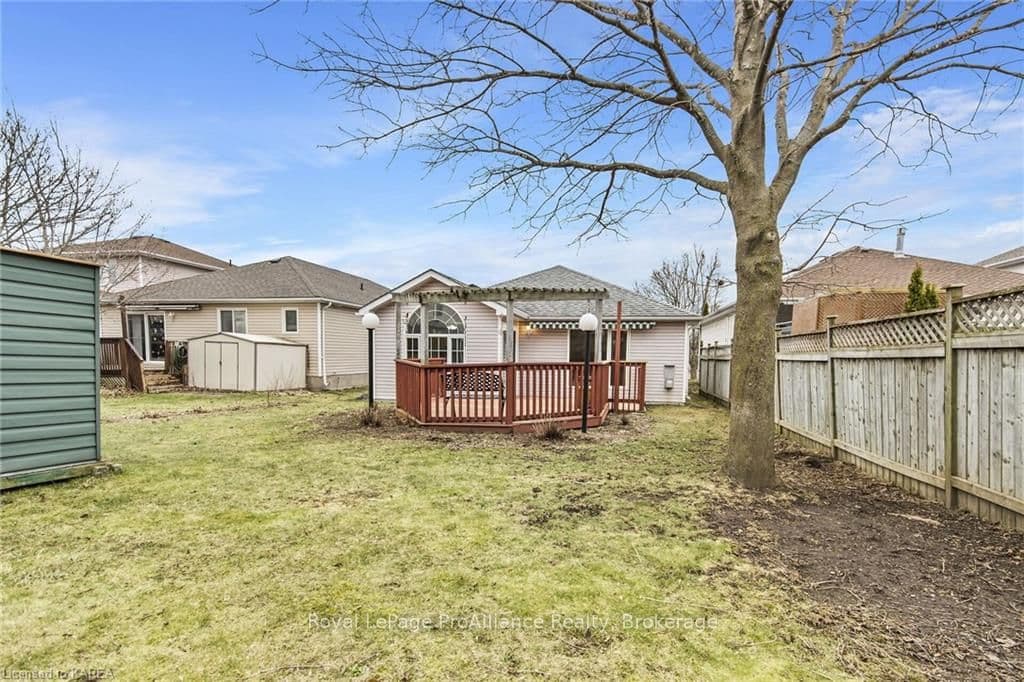 635 ARBOUR Crescent photo 32