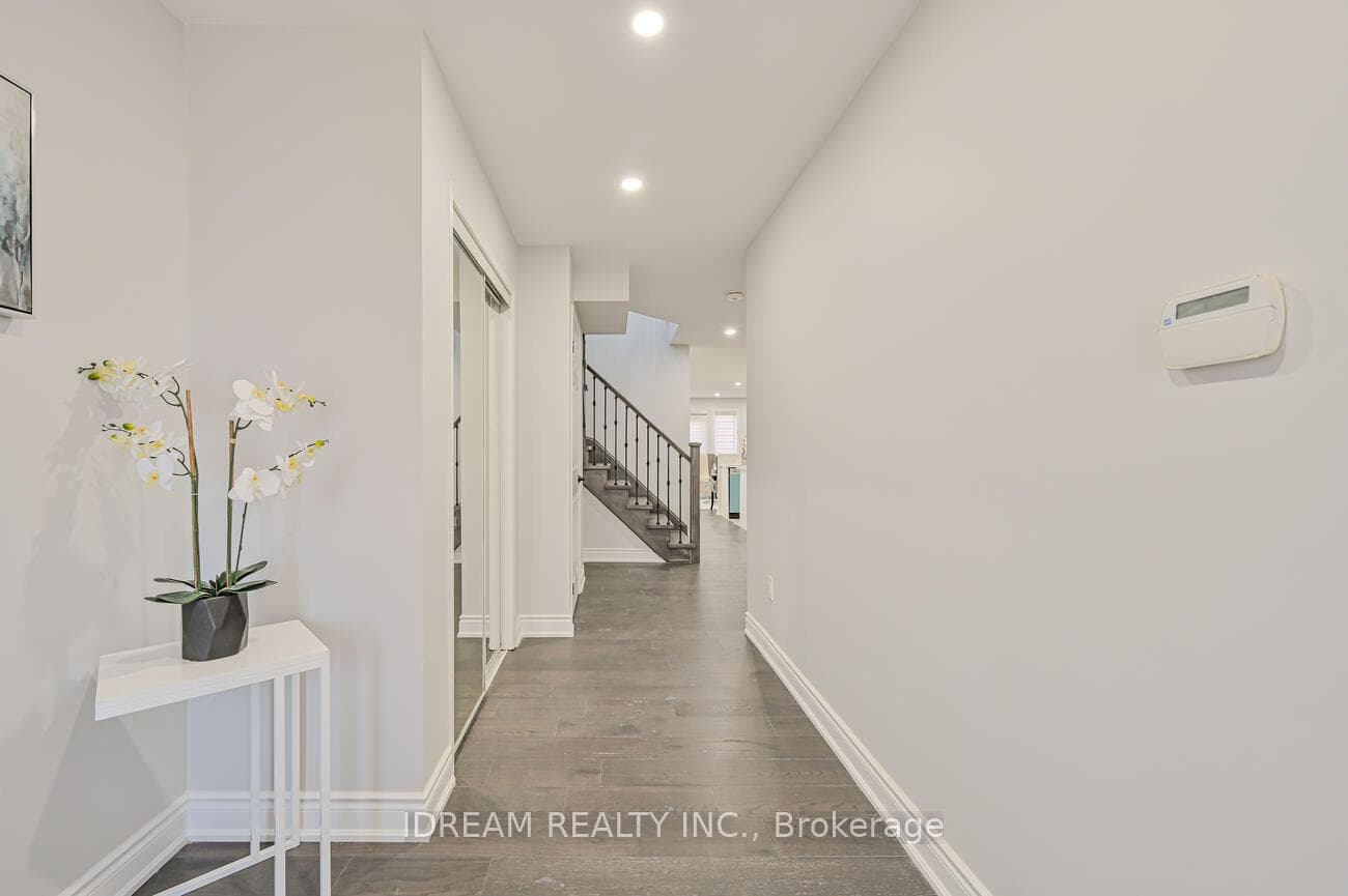 24 Mannel Crescent photo 3