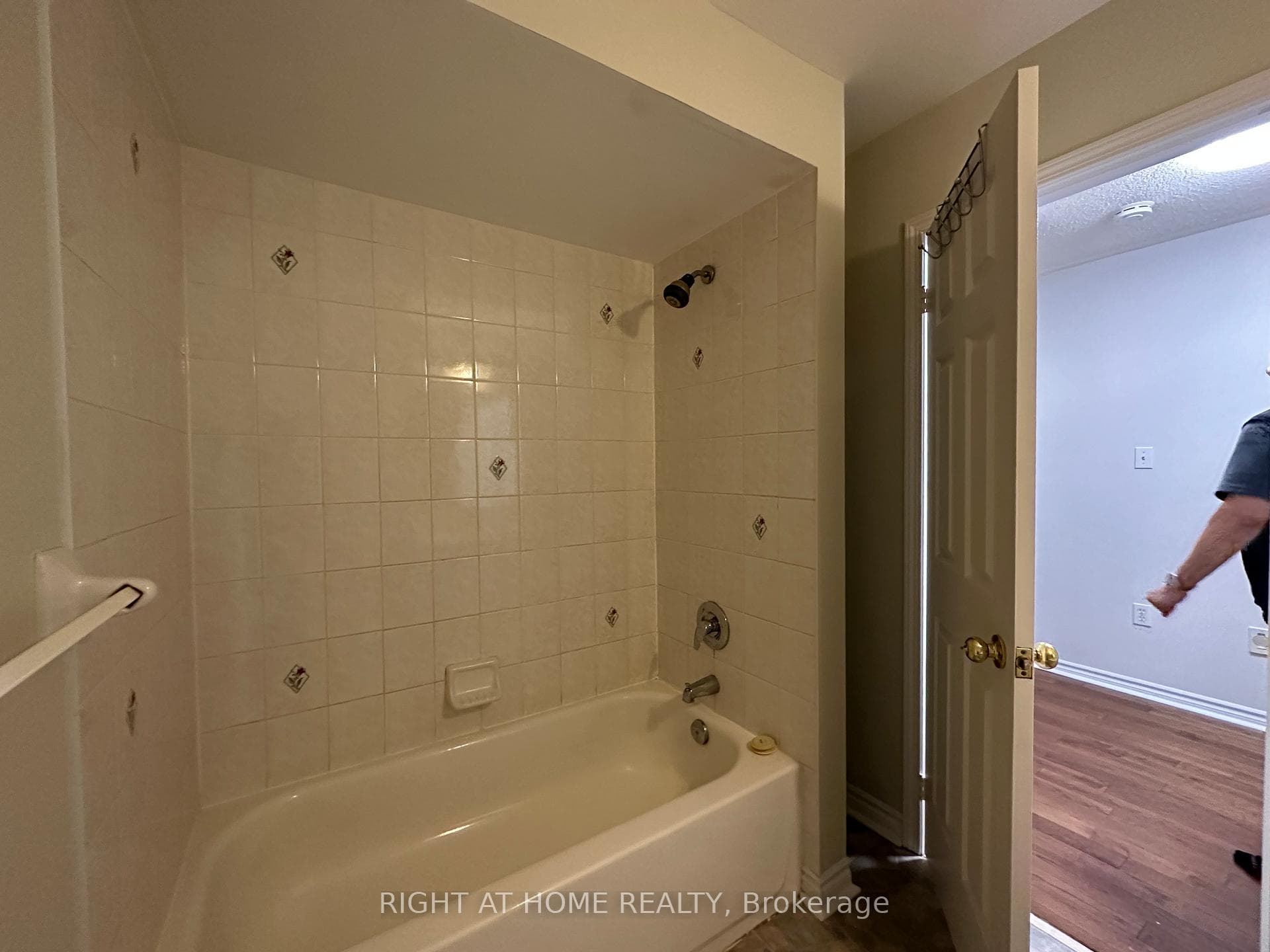 104 KERFOOT CRES Crescent photo 12