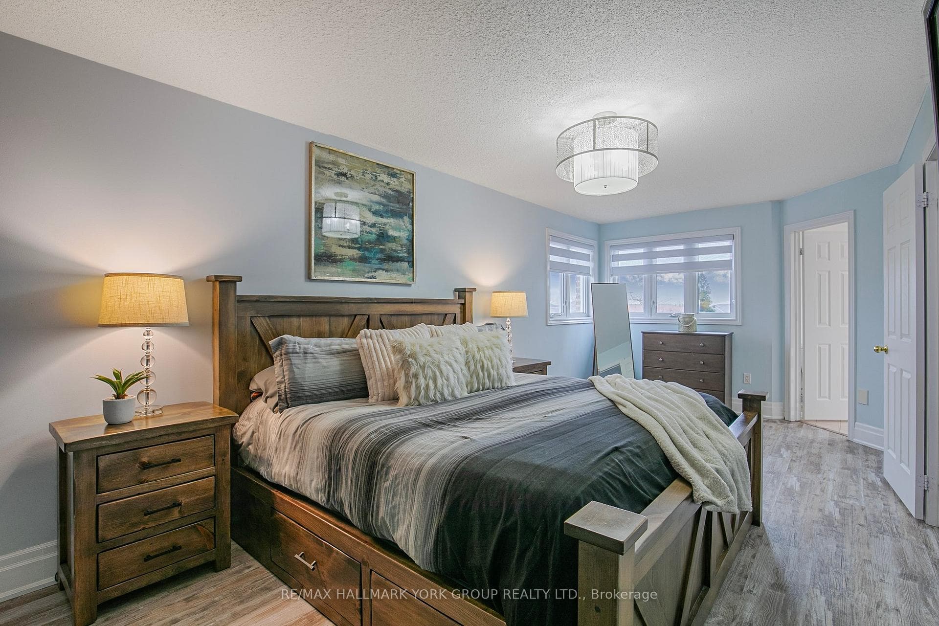 1347 Perniegie Crescent photo 8
