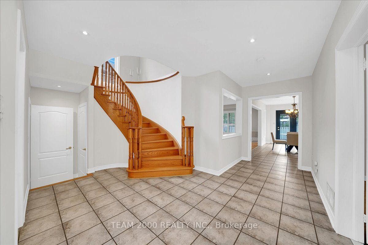 26 Crown Crescent photo 10