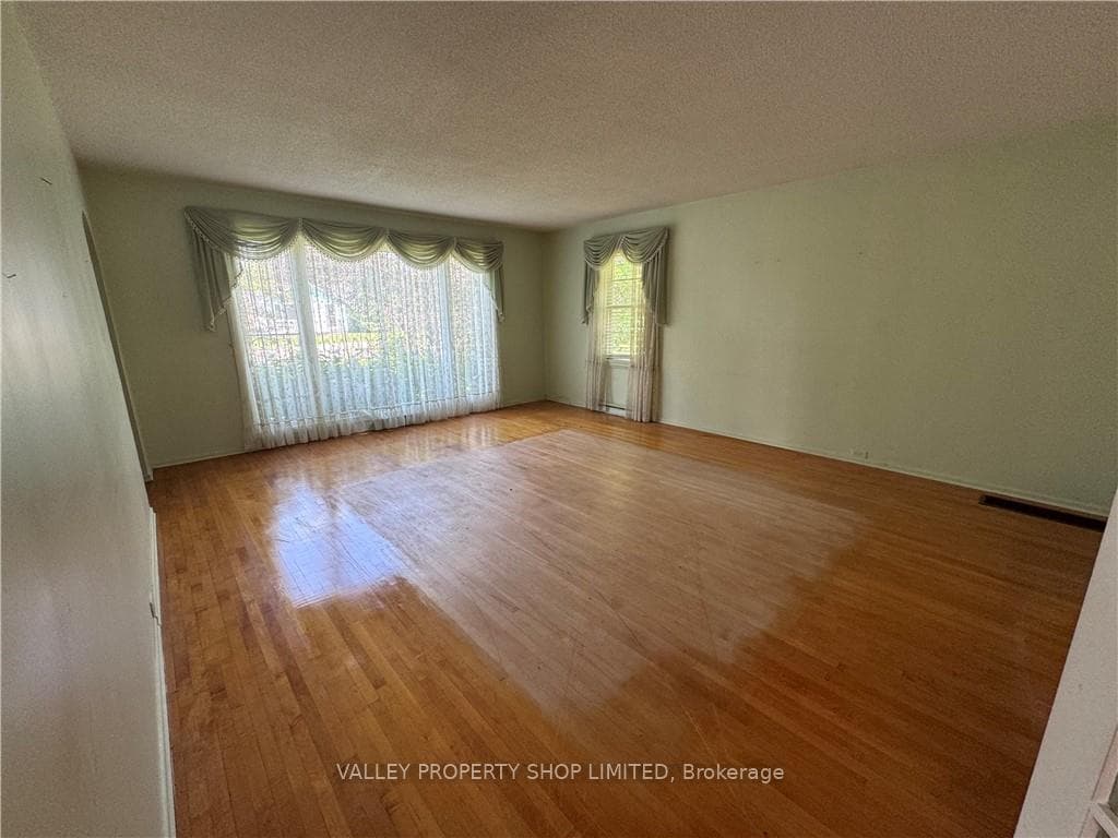 1136 VICTORIA Street photo 14