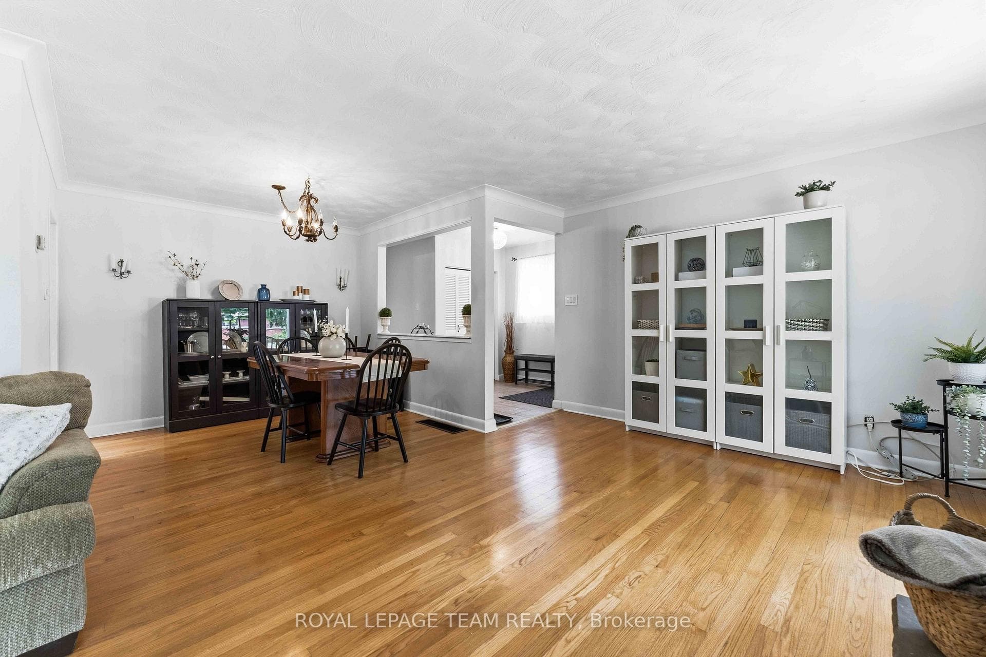 1155 Agincourt Road photo 11