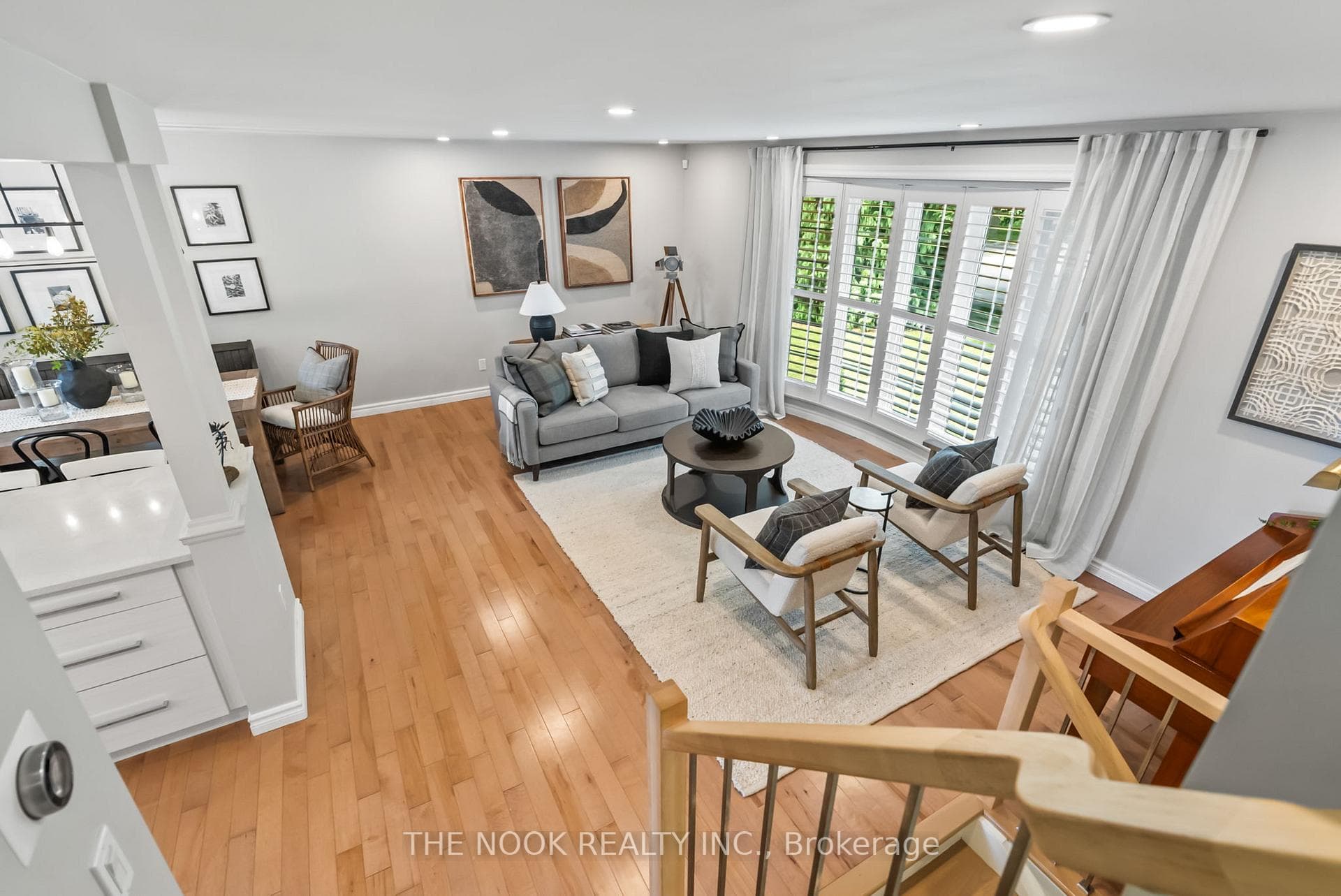 Steps down to the livingroom