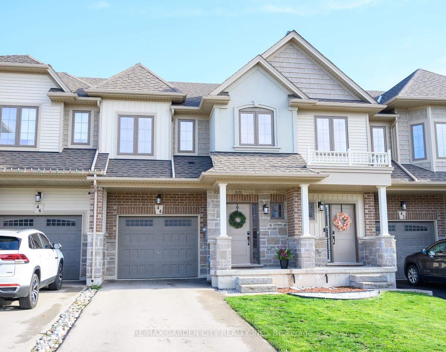 44 Dennis Drive photo 1