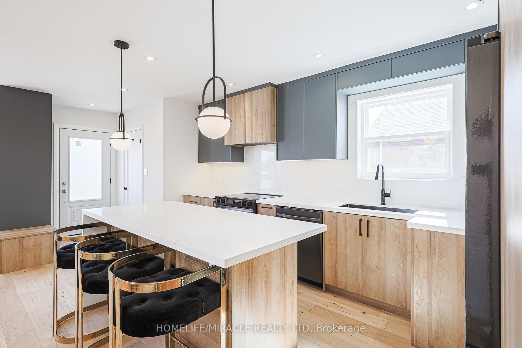 1348 Pharmacy Avenue photo 13