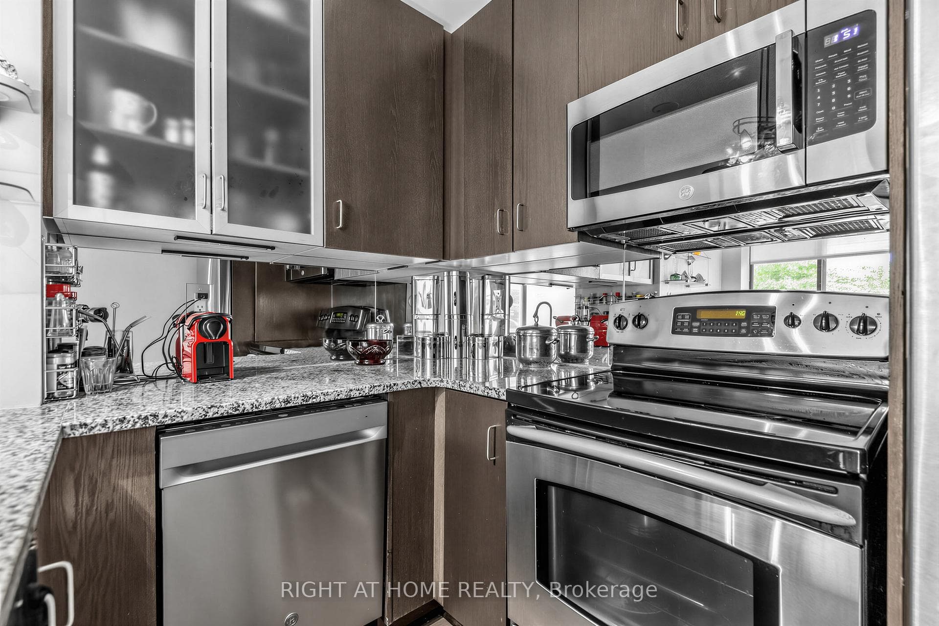 18 Yorkville Avenue Unit 305 photo 7