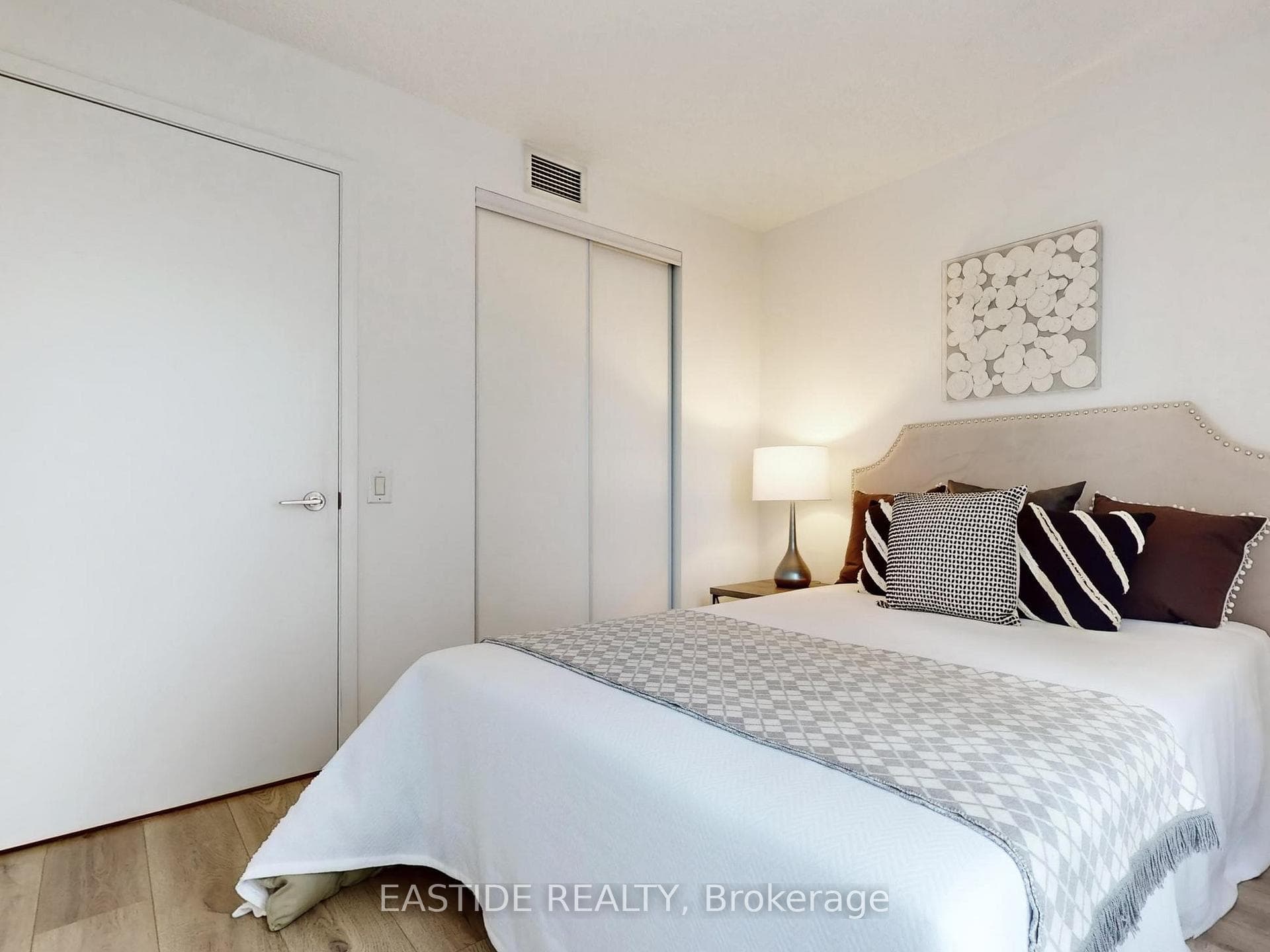 121 Mcmahon Drive Unit 1808 photo 15