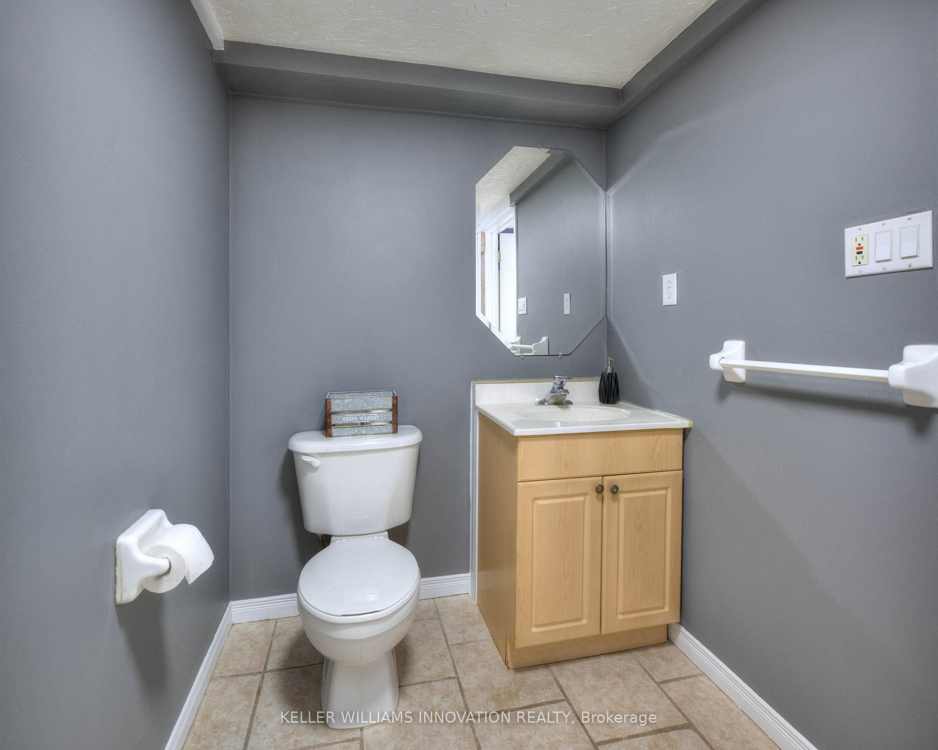 860 Guelph Street photo 20