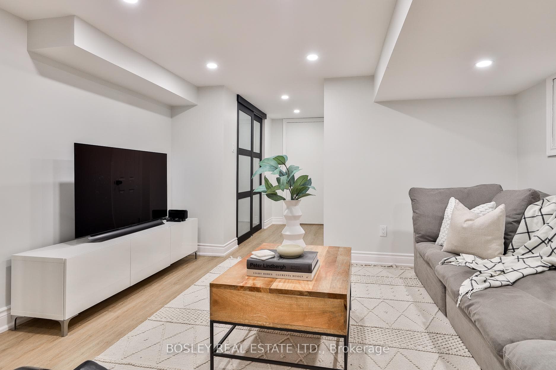 44 Mackenzie Crescent photo 32