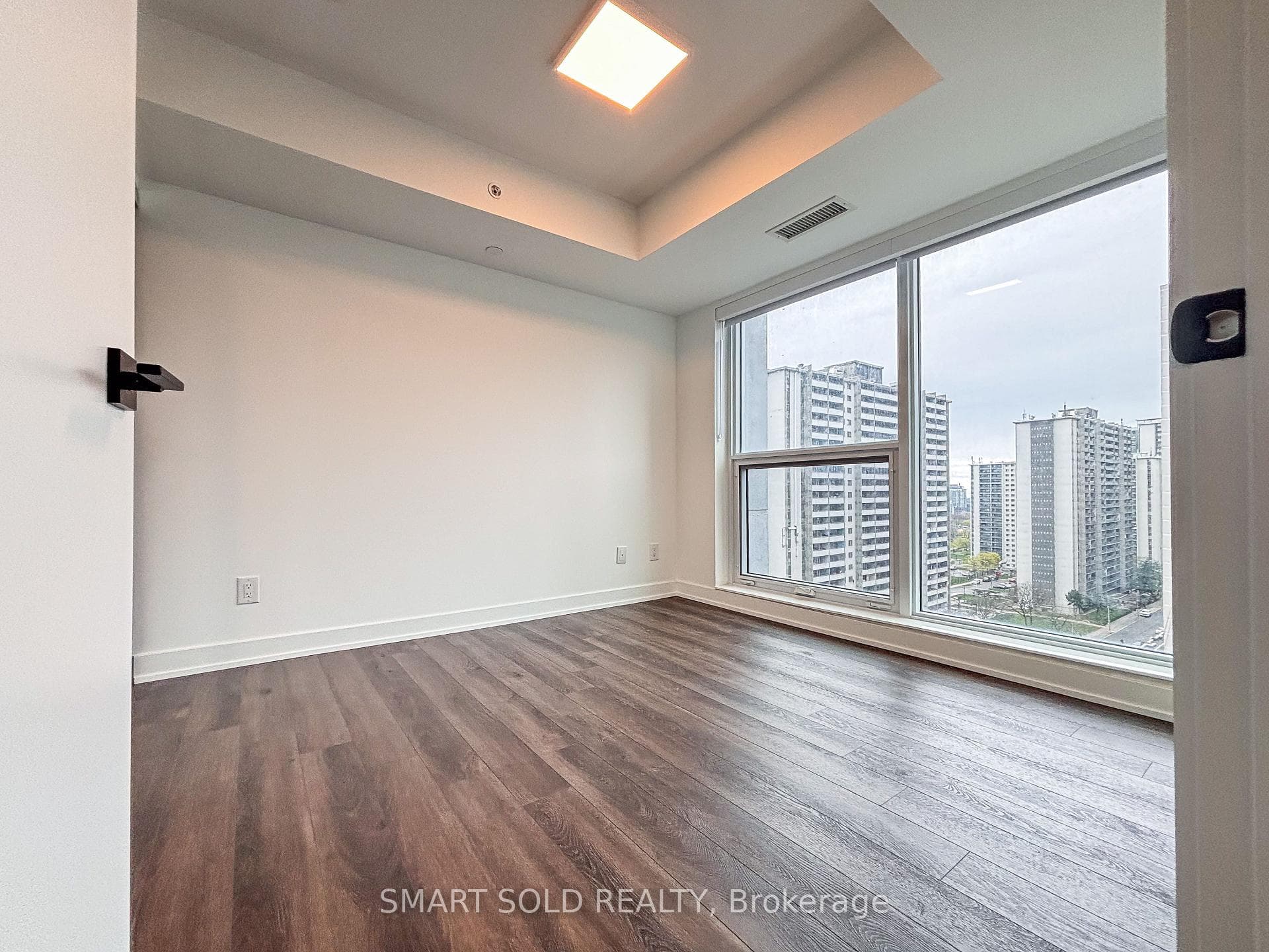 609 Sherbourne Street Unit 1402 photo 4