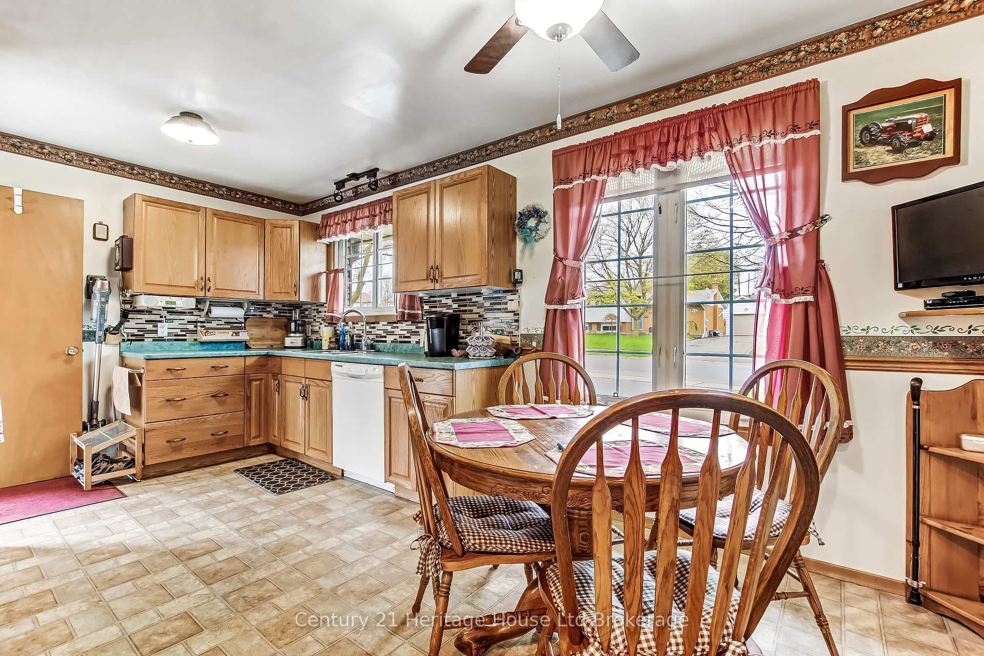 372 Odlum Drive photo 6