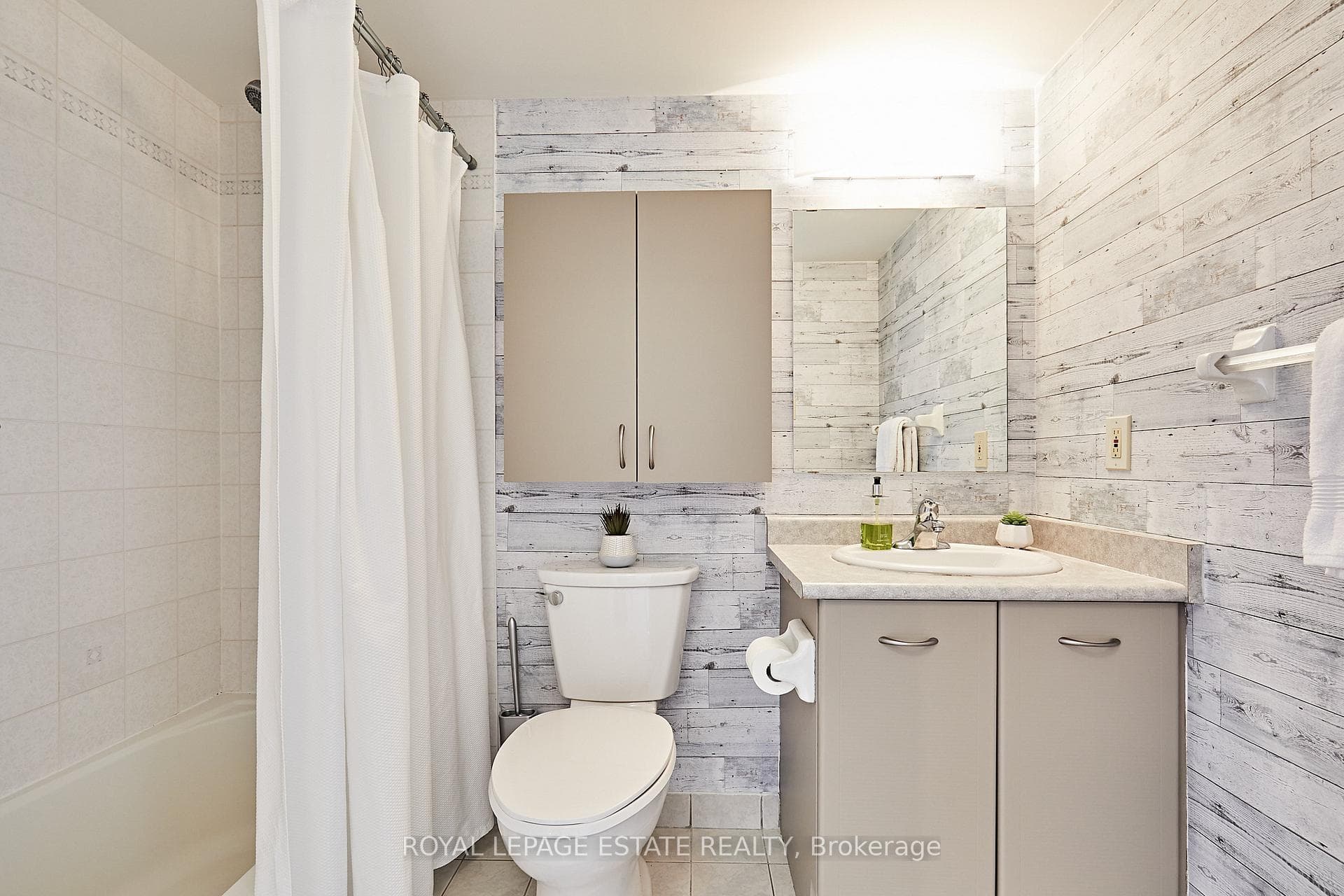 4 piece bath w/tub
