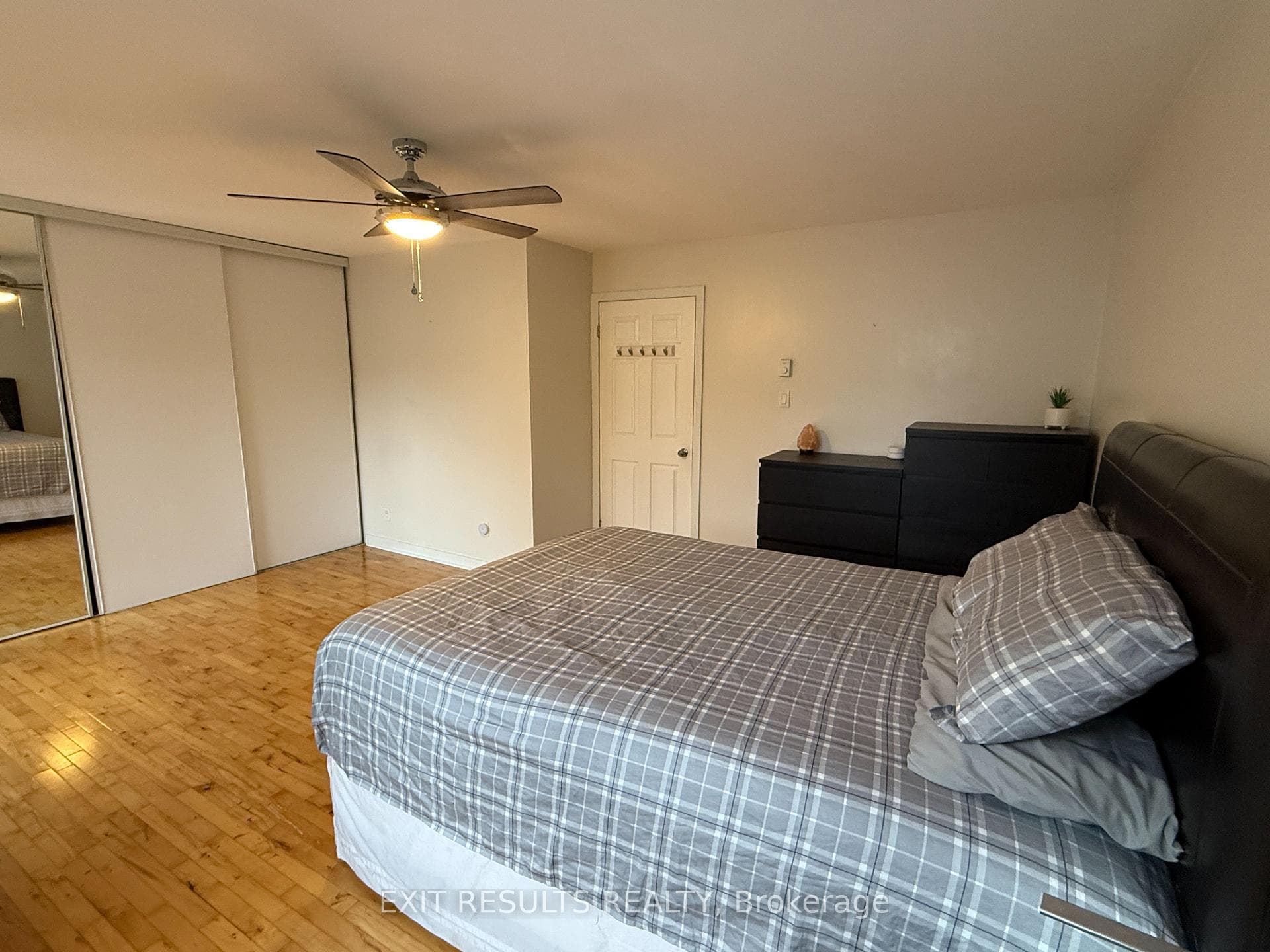 1090 DIANNE Avenue photo 31