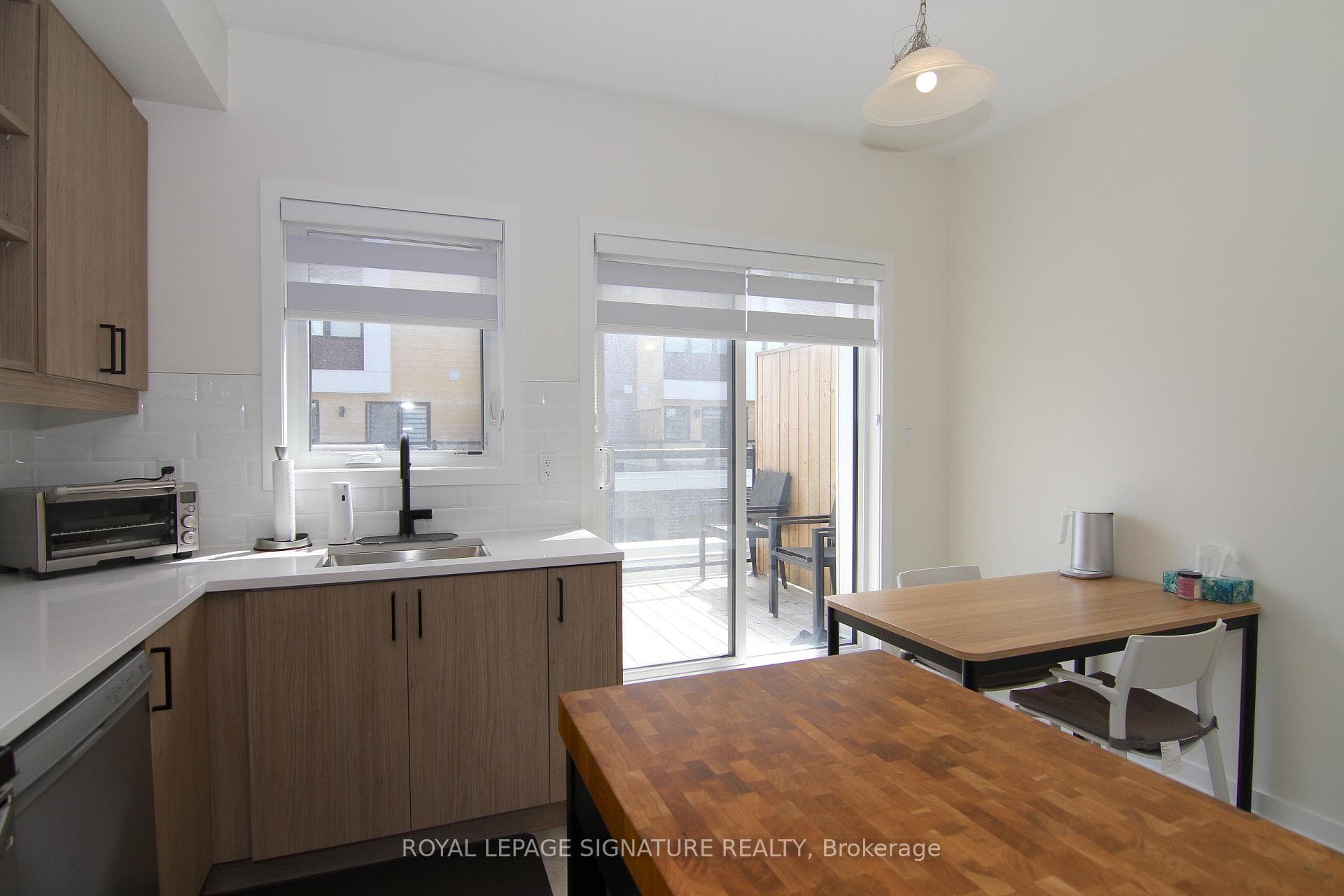 Modern kitchen & dining room
