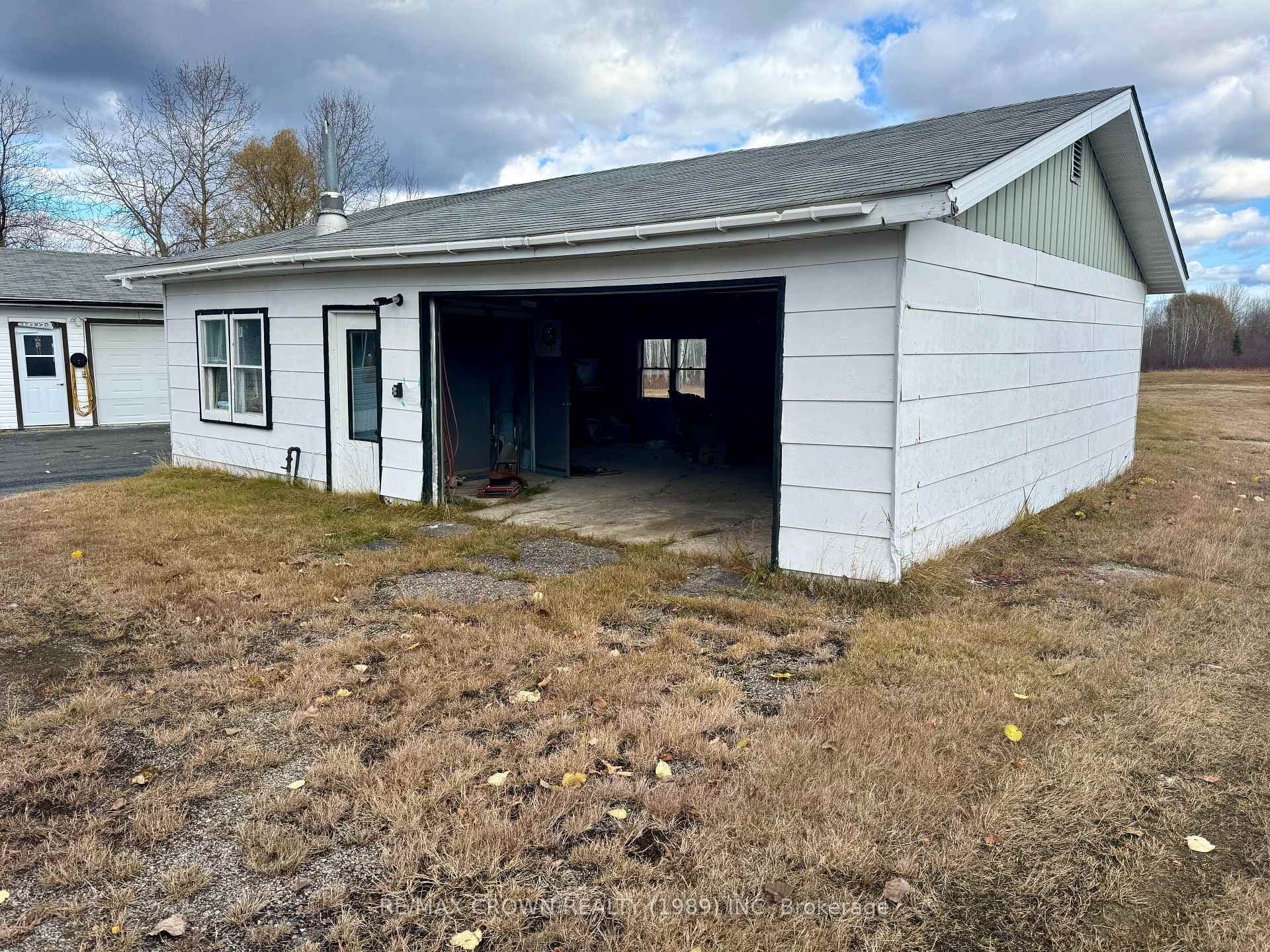 209 Ross Road photo 2