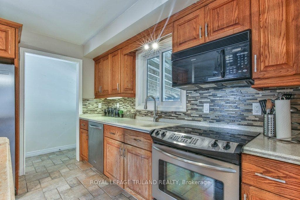 52 LOCKE Avenue photo 12